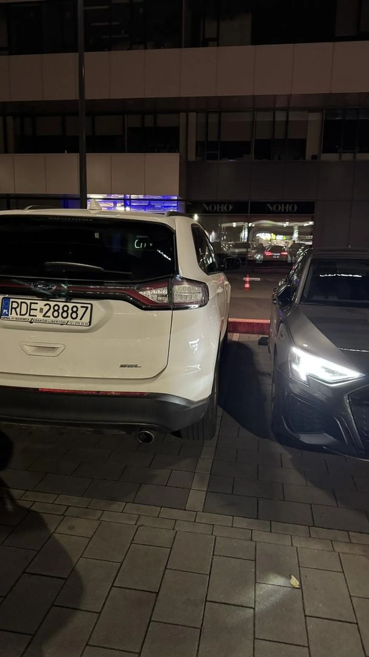 Kierowca nie umie parkować w liniach. Zablokował mi drzwi, mając z drugiej strony masę miejsca. Nie pozdrawiam.