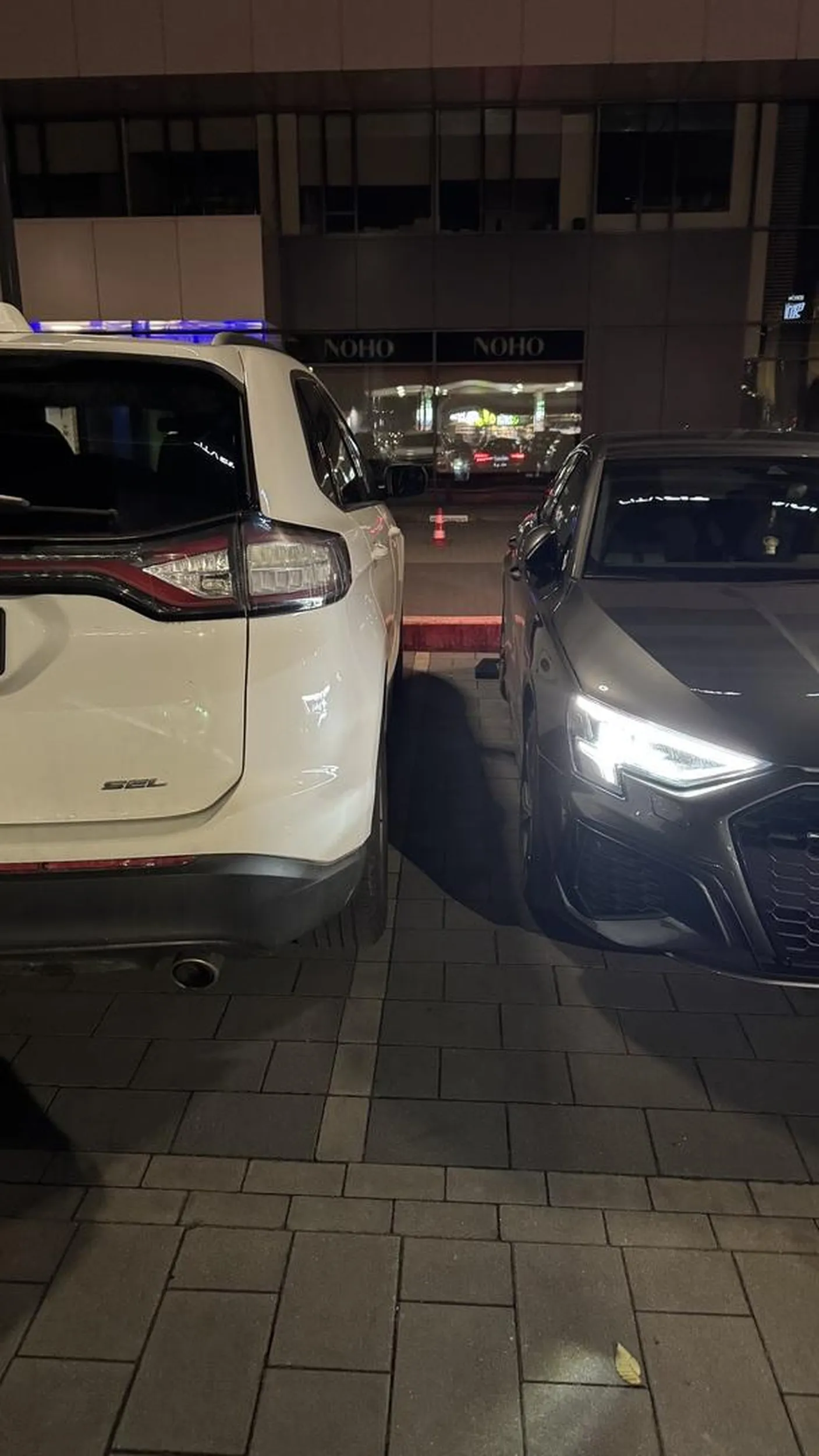 Kierowca nie umie parkować w liniach. Zablokował mi drzwi, mając z drugiej strony masę miejsca. Nie pozdrawiam.