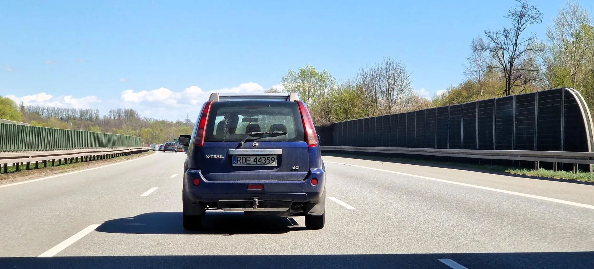 Facet jedzie wolno lewym pasem gdy prawy pusty jak go wyprzedasz prawym, to złośliwie i chamsko przyspiesza, a - już wyprzedzony;  szybko "uprzejmie donosi". Stwarza poważne zagrożenie. Także sposobem myślenia albo raczej jego brakiem Jakiś "sprawiedliwy" i nabzdyczony ale niedouczony (nieco); taki niedorobiony "belfer" i "opiniozapodawca" oraz autorytet, a jakże?! . Może by tak coś doczytać o ruchu prawostronnym i złośliwym przyspieszaniu, przed blokowaniem i pouczaniem innych.  Potem na autostradzie jedzie - on, "środka drogi Instruktor" - środkiem, bo prawy pusty pas, nie dla niego!