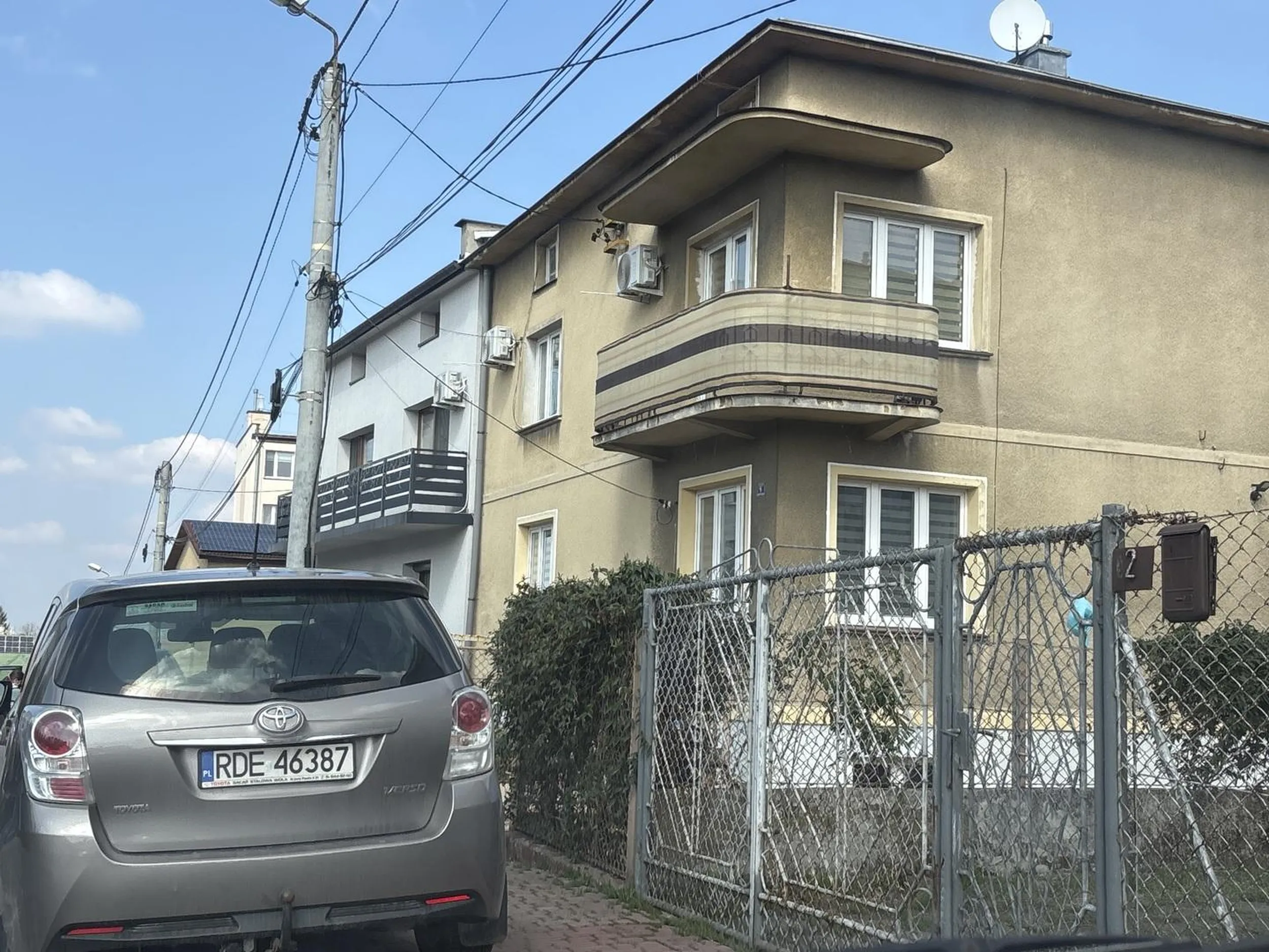 Chłop koło 30-stki nagminnie zastawia bramę wjazdową