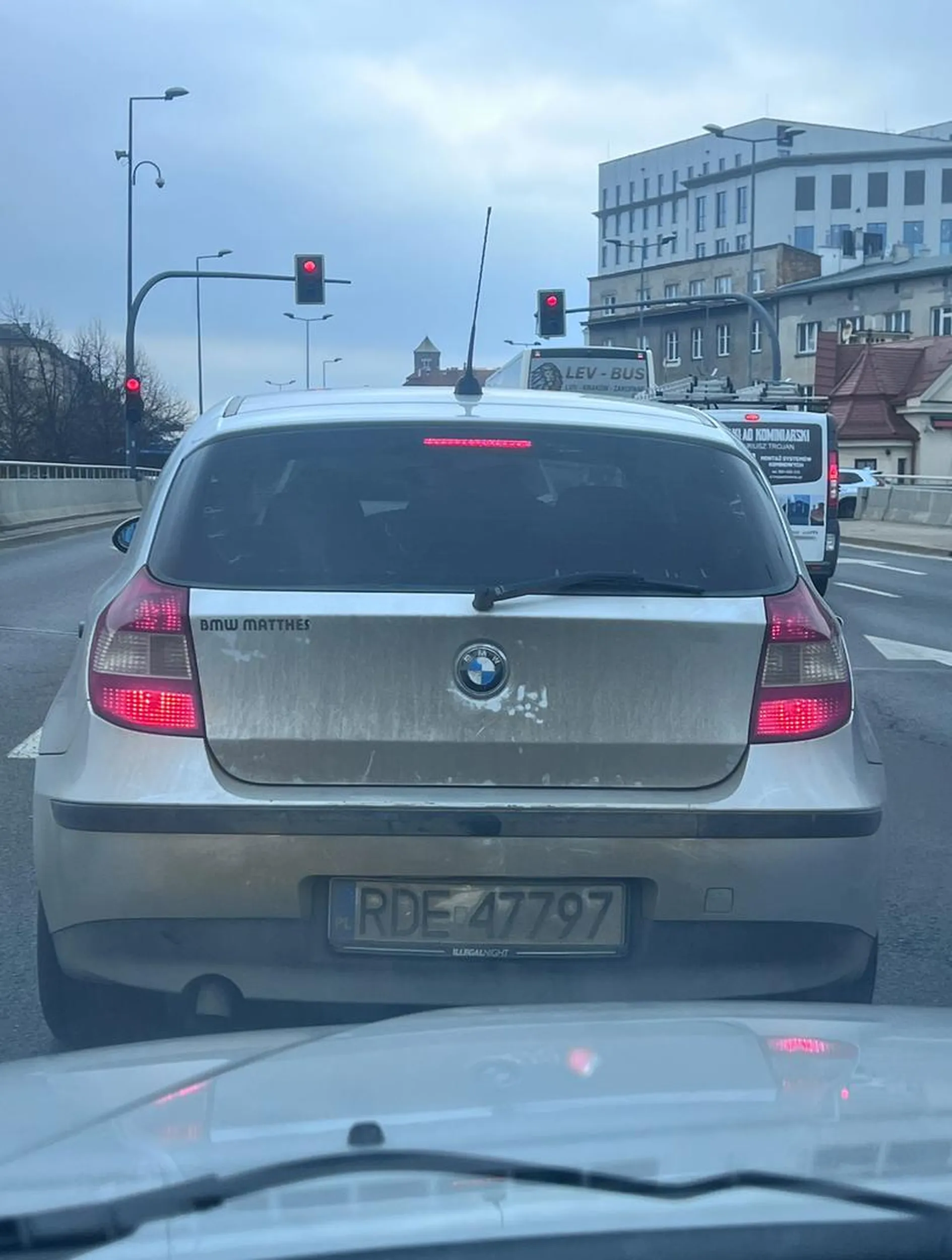 Młody zajeżdża drogę na ciągłej na środku Skrzyżowania bez kierunkowskazu ale to wcale nie dziwne