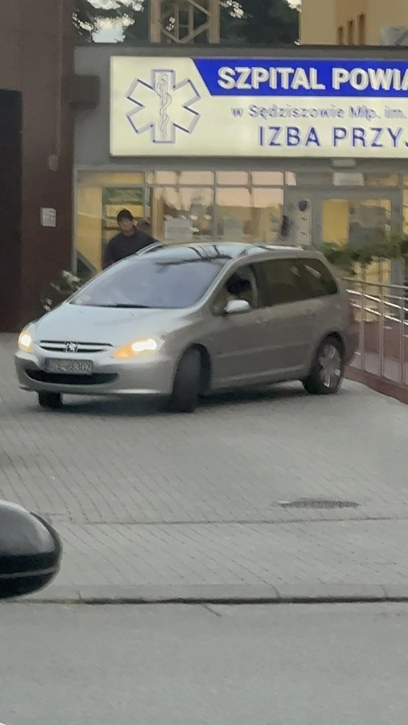 Pani za wszelką cenę chciała wyjechać przodem spod szpitala i przywaliła 3 razy w słupek.