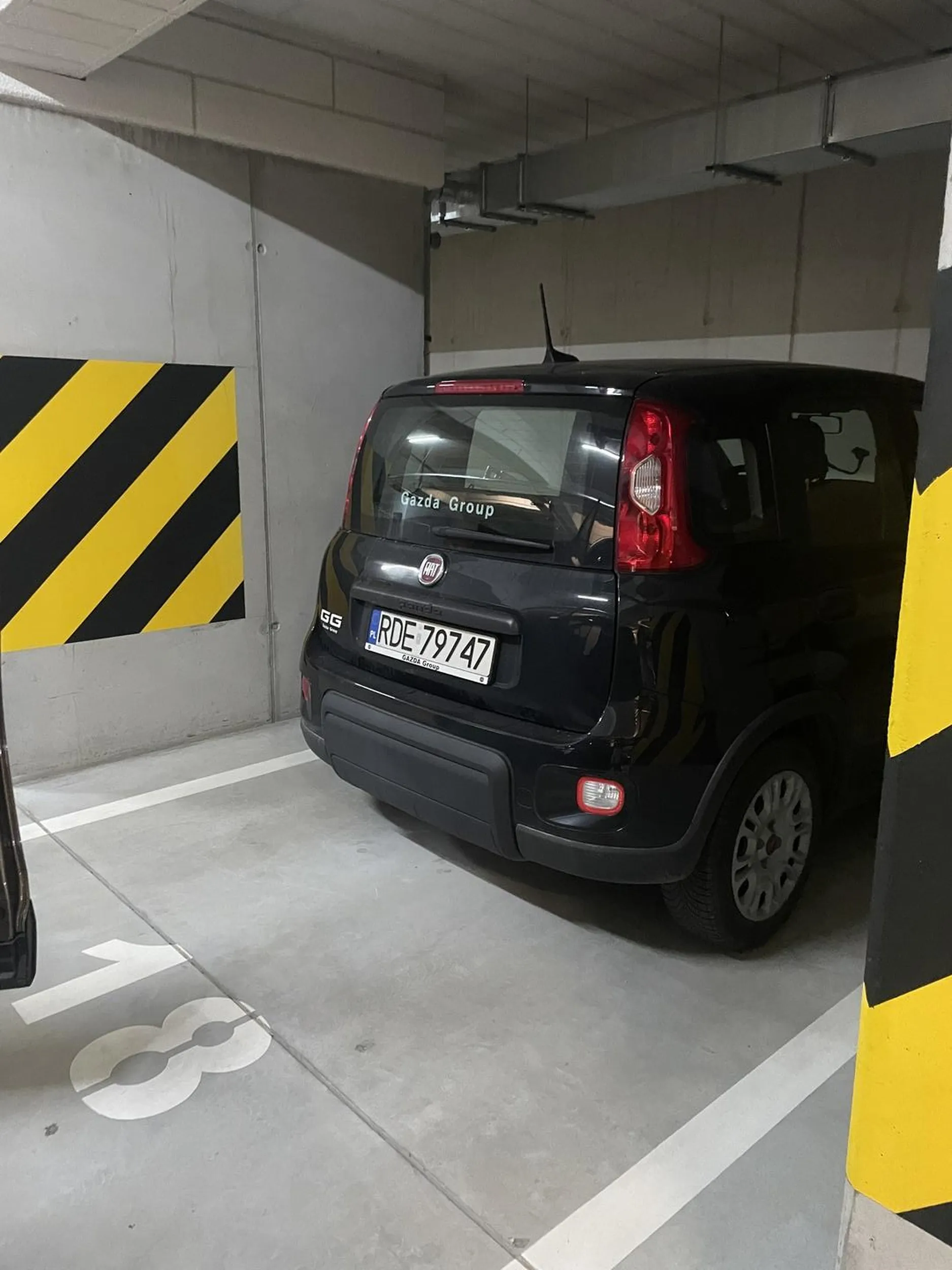 Zwykły cham, który parkuje na prywatnych miejscach parkingowych i to jeszcze w garażu. Życzę dużo mandatów:)