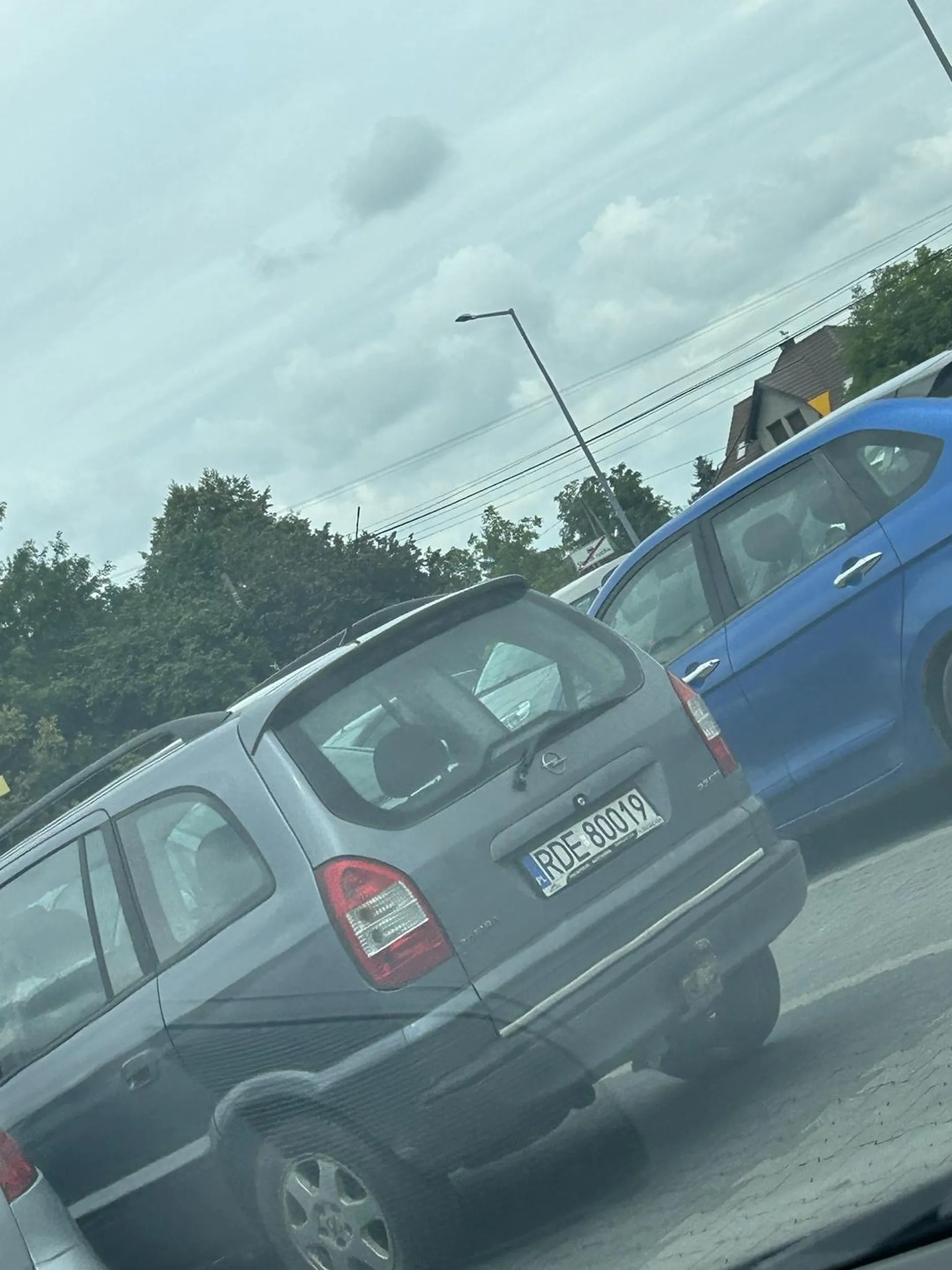 zajechał burak droge i wepchnął się w miejsce parkingowe na które już wjeżdżałem i miałem włączony kierunkowskaz, po zwróceniu uwagi grozi słowami „a przetrącić cię” i podchodzi szuka zaczepki