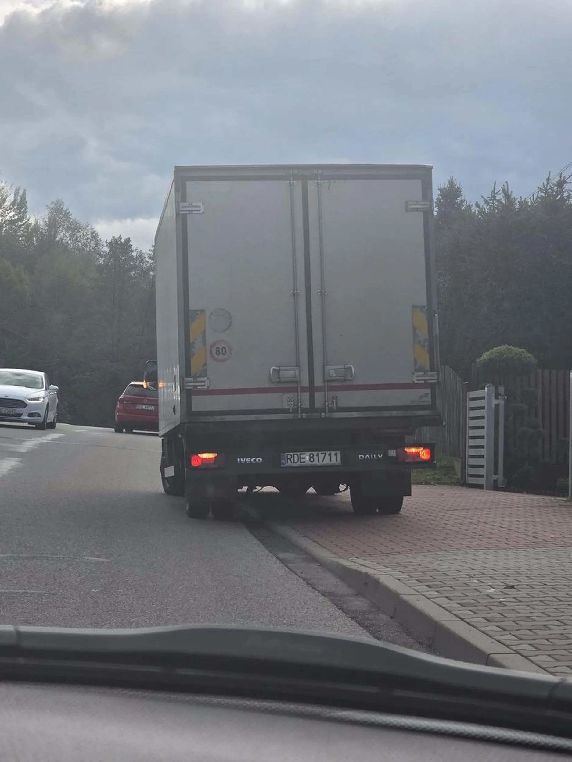 przy szkole w latoszynie zerwał kabel energetyczny, nie zgłosił tego kabel leżał na ulicy i zatrzymał się z 2-4 km dalej