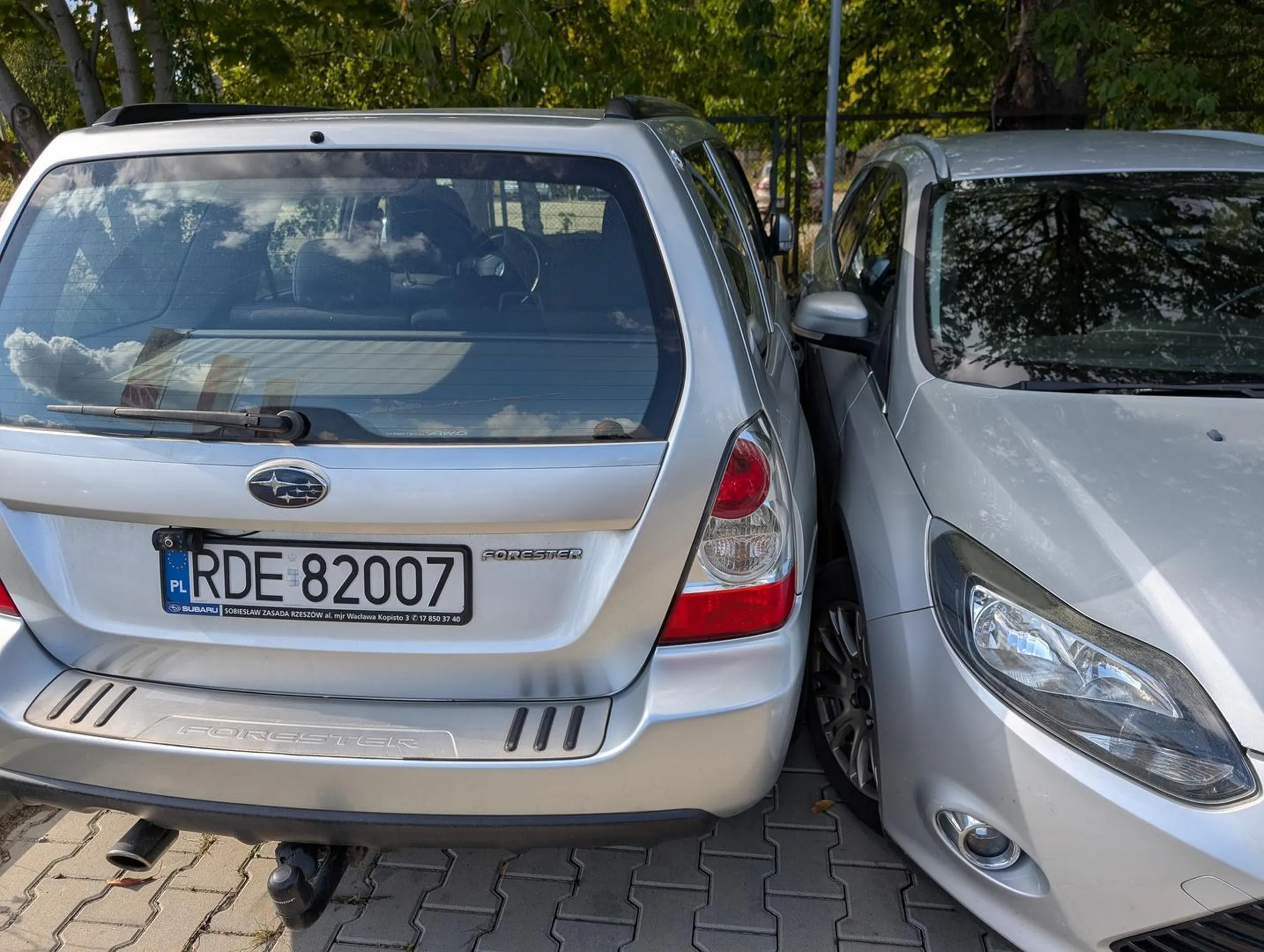 Naucz się cyku parkować, jak nie ma miejsca to nie ryj się jak świnia na milimetry.