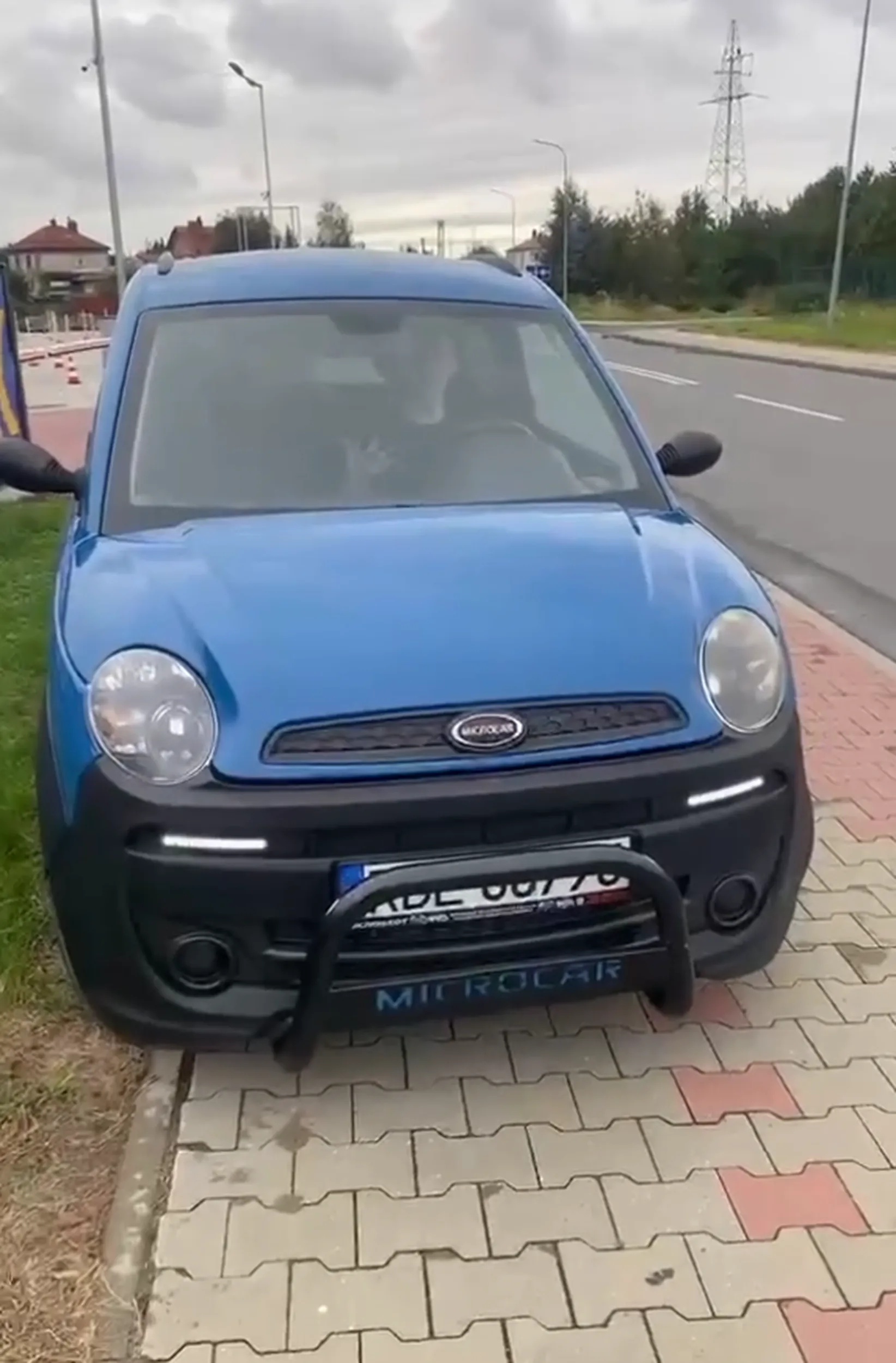 Kierowca jeździ po chodniku dla pieszych i na nich trąbi