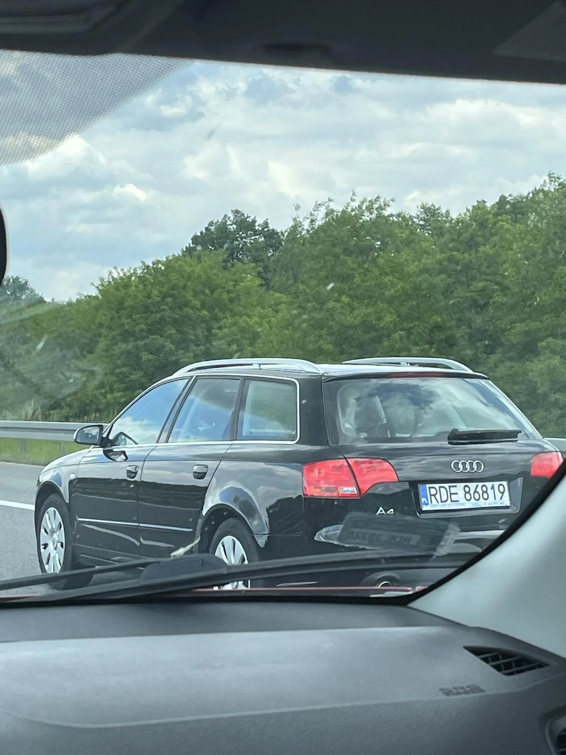 Taki gangster że jak wyprzedam na lewym to ten chuligan nagle przyspiesza. Idź się nawróć człowieku