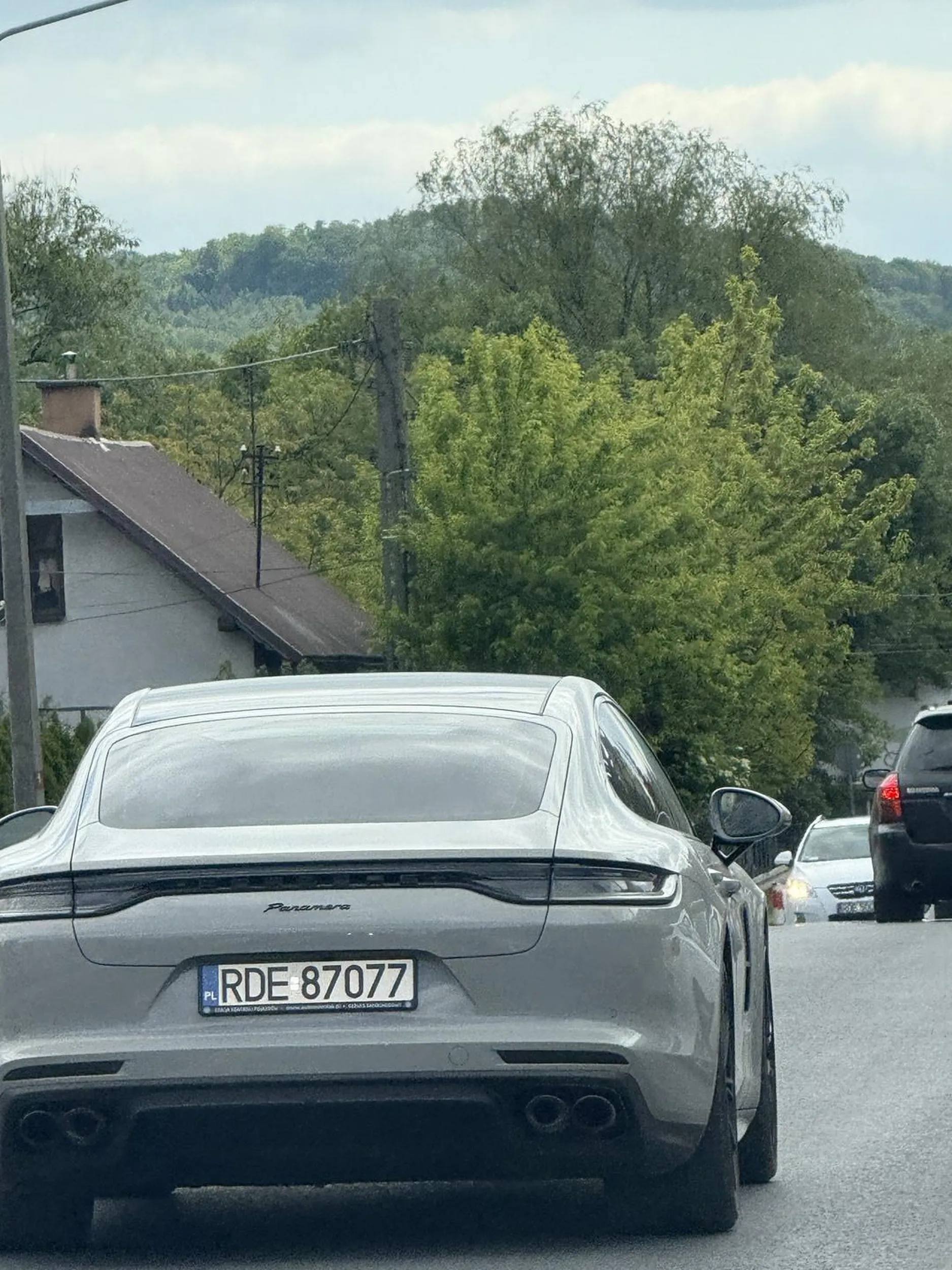 rozmawia przez telefon podczas jazdy brzydkie zachowanei nie pozdrawiam.