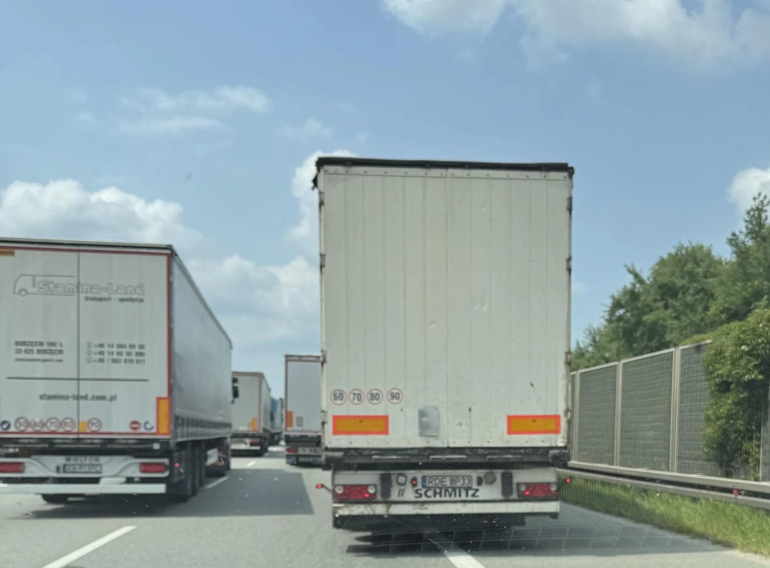 Przez kilka km jechał w połowie poboczem, w połowie pasem