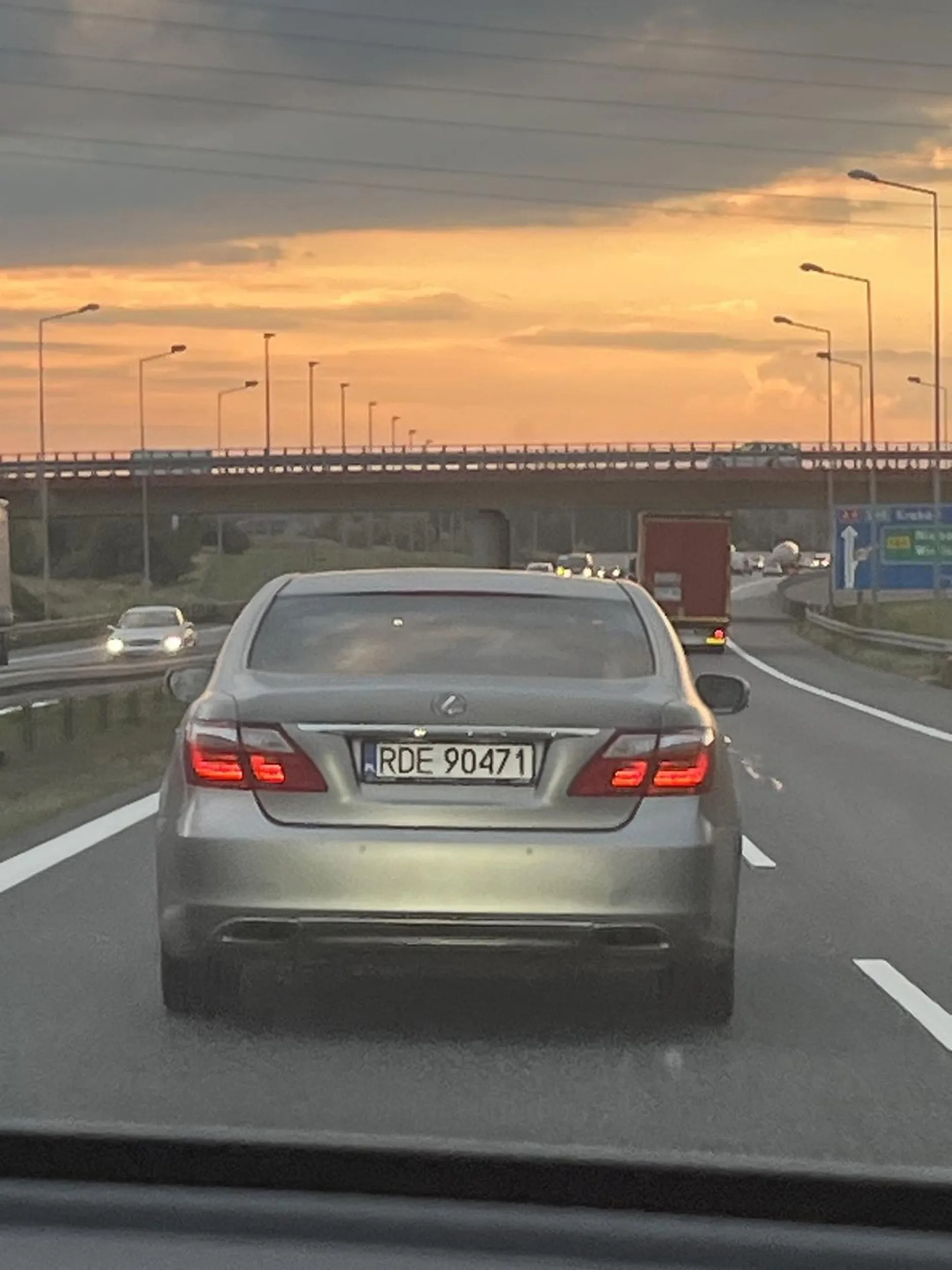 Król Lewego pasa zajeżdża drogę niebezpieczny