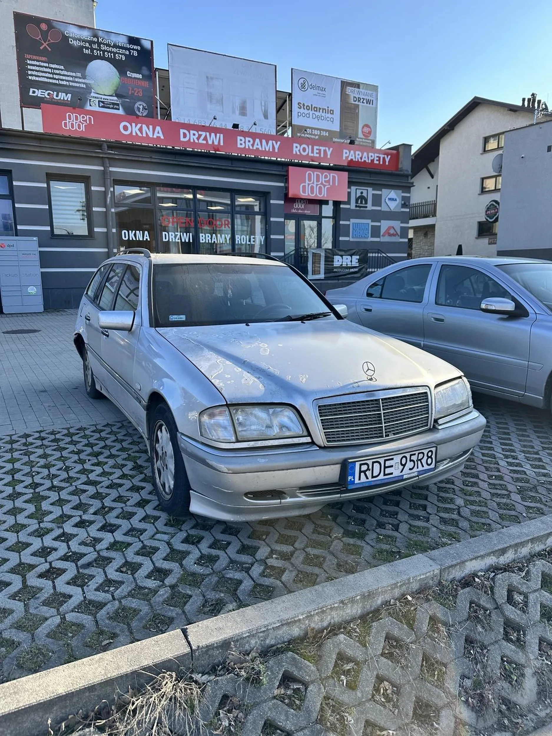 Gosc zostawia samochód na prywatnym parkingu stoi po 2/3 tygodnie bez ruchu. Samochód w stanie który nadaje się na złom.