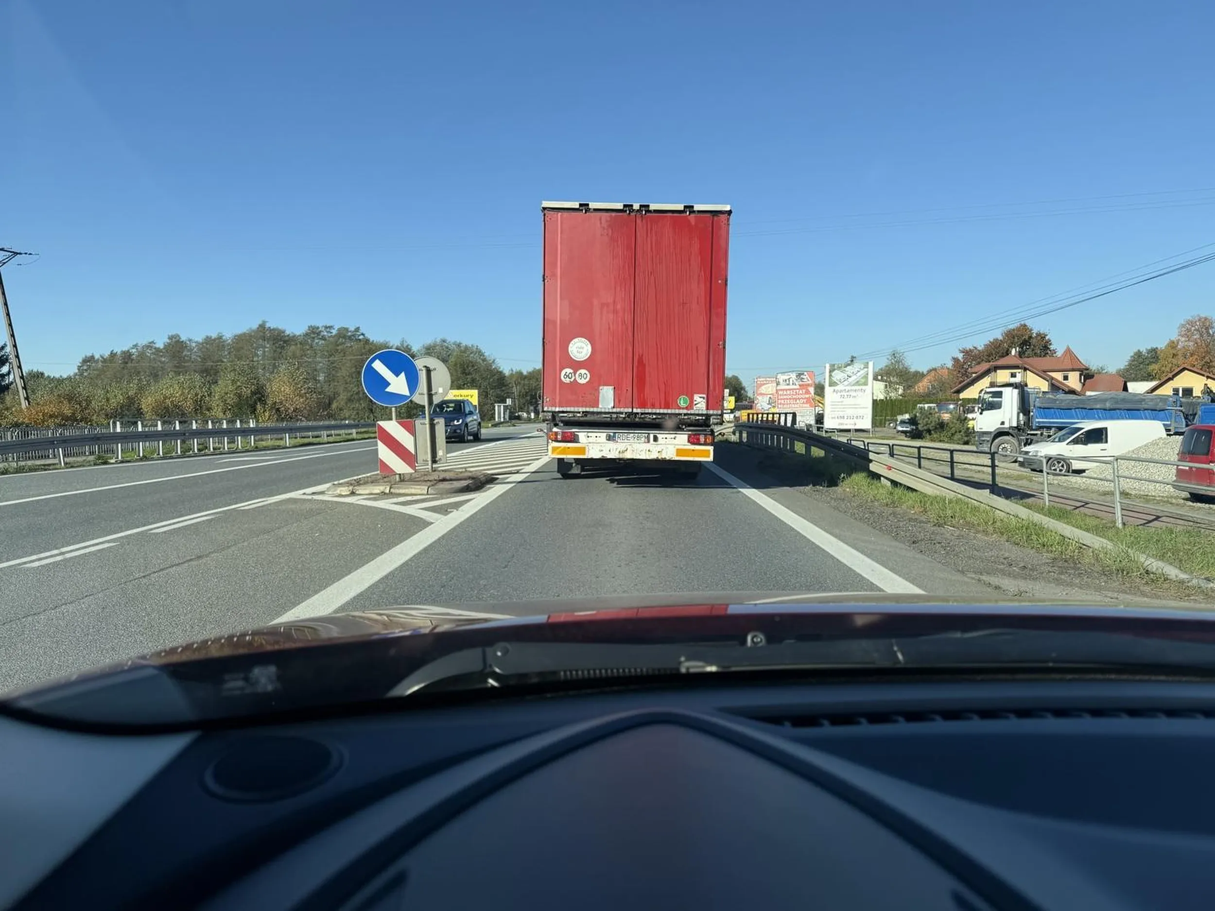 Pozdrowienia dla kierowcy ciężarówki, który najpierw wymusił na mnie pierwszeństwo — mimo że nic za mną nie jechało, więc mógł spokojnie poczekać te kilka sekund — a później przez kolejne 20 minut blokował mnie na drodze, podczas gdy musiałem unikać lodowych brył spadających z jego naczepy. Przypominam, że usunięcie lodu z pojazdu należy do obowiązków kierowcy.