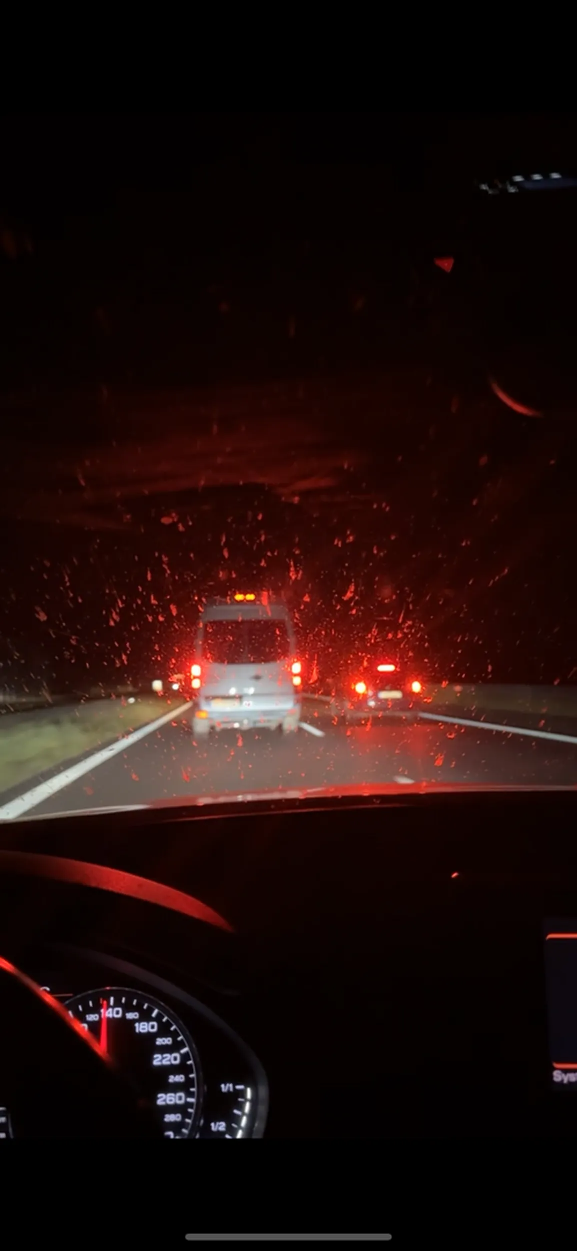 Kierowca nie daje się wyprzedzić na autostradzie a4 w kierunku Kraków Rzeszów Jeszcze hamuje równej z pojazdem wyprzedzającym go