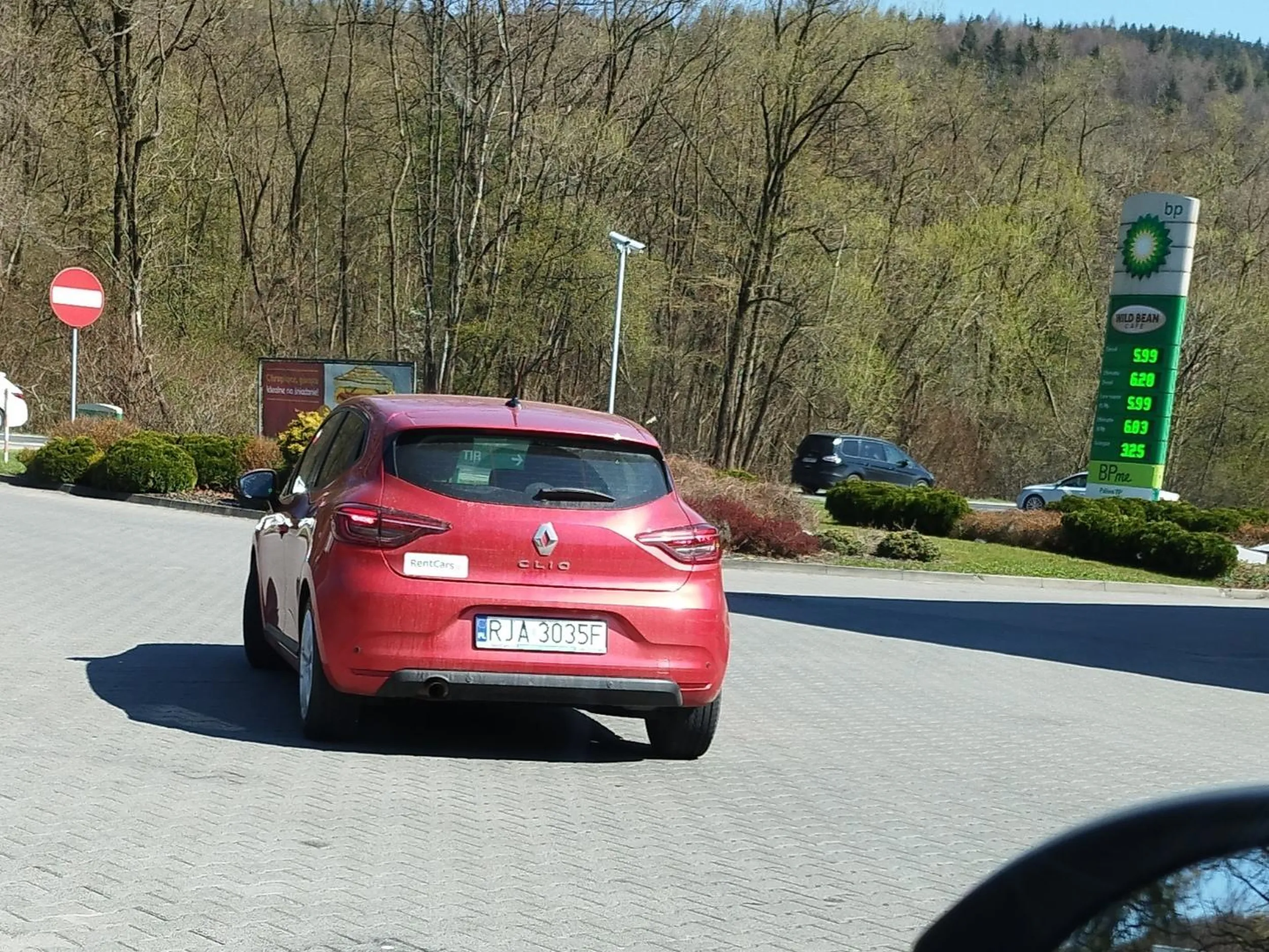 Sucha Beskidzka. Pozornie sympatyczny brodacz, a pety rzuca na ulicę, zamiast zrobić kilka kroków do kosza.