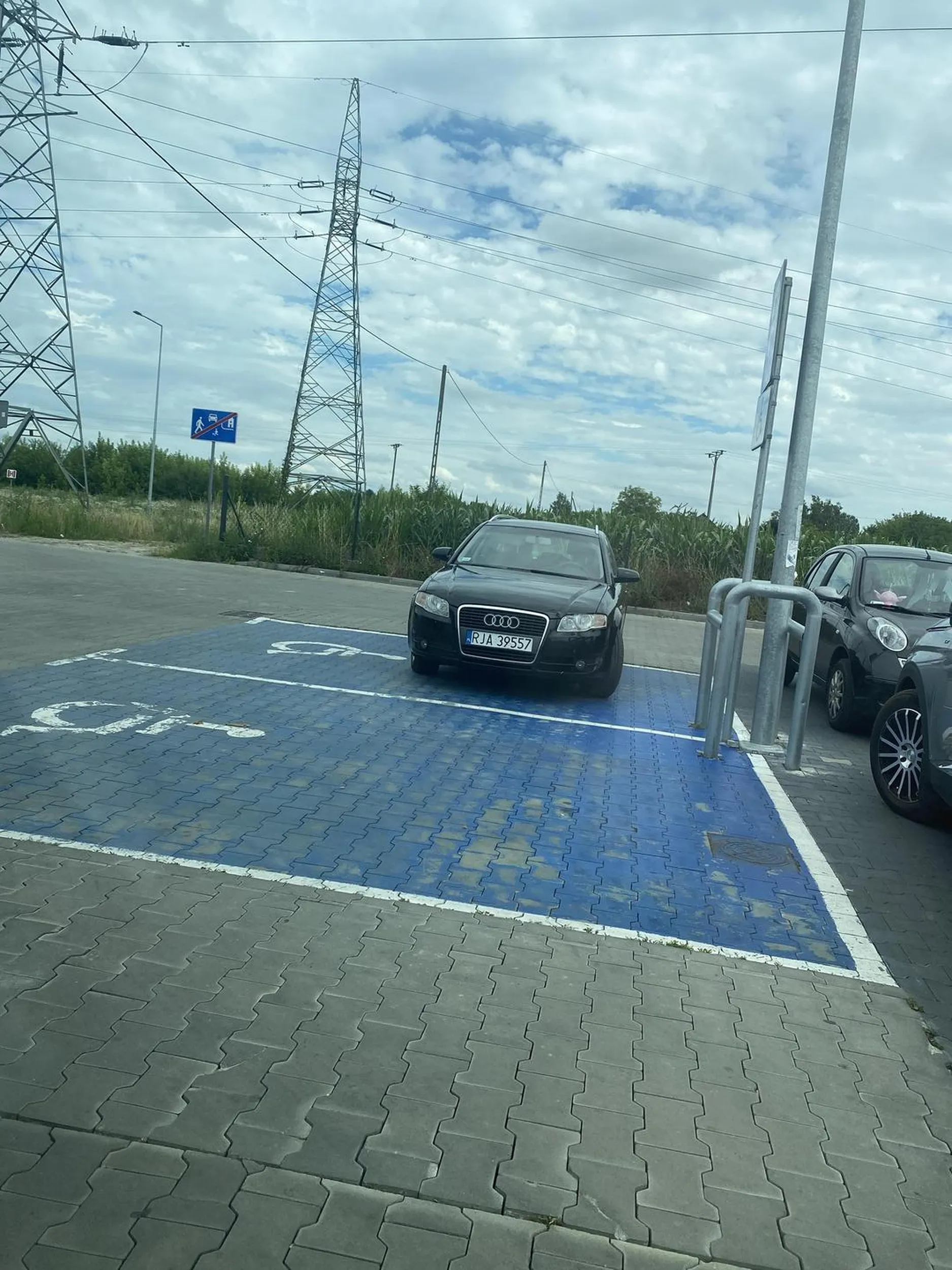 Polecam przejść się jeszcze raz na kurs prawa jazdy i zorientować się po 1. jak parkować zgodnie z wyznaczonymi liniami, po 2. dla kogo przeznaczone jest niebieskie pole ze znakiem inwalidy :)