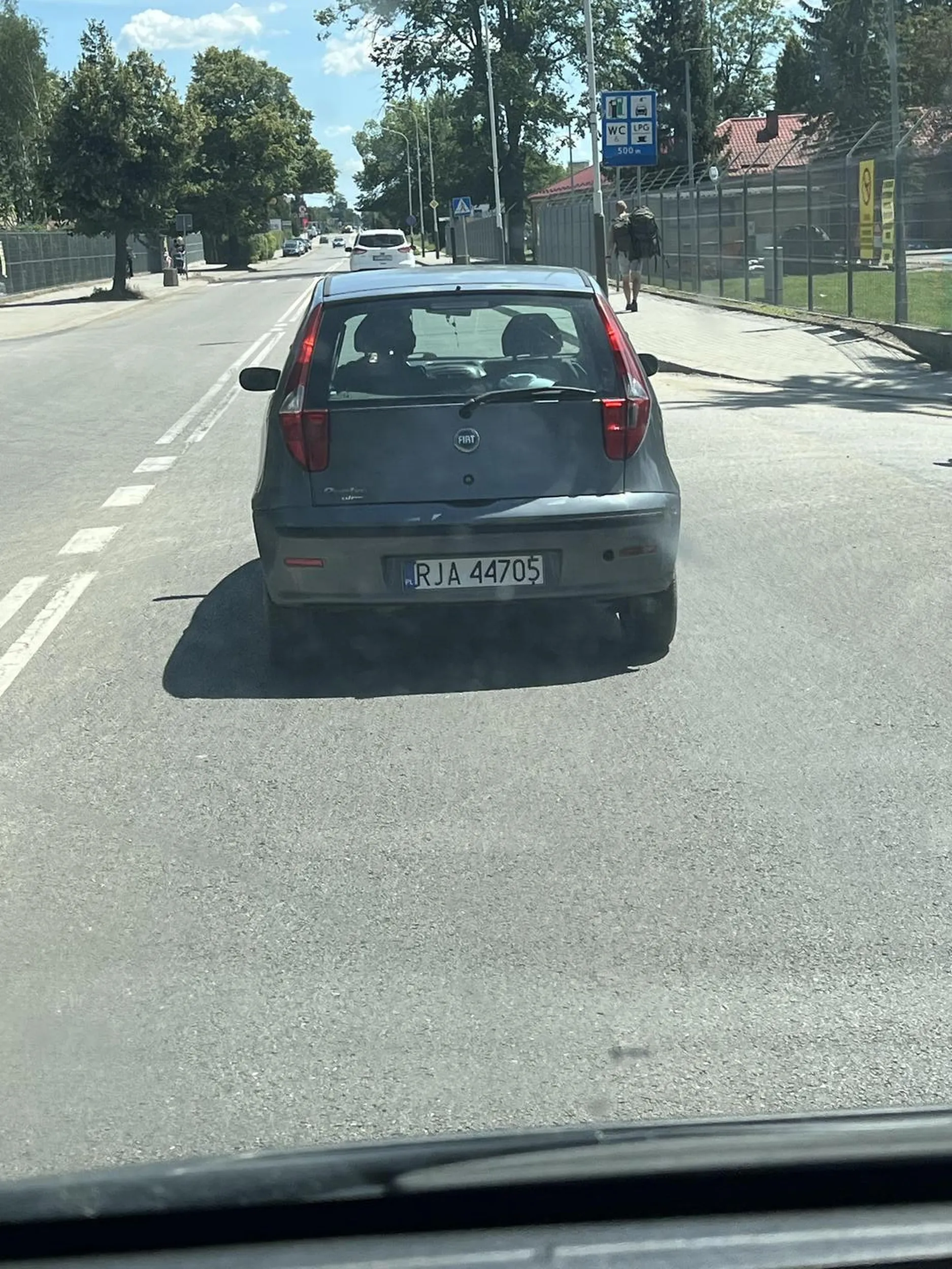 Glupia blond pinda jezdzi 30km/h gapiac sie nieustannie w telefon