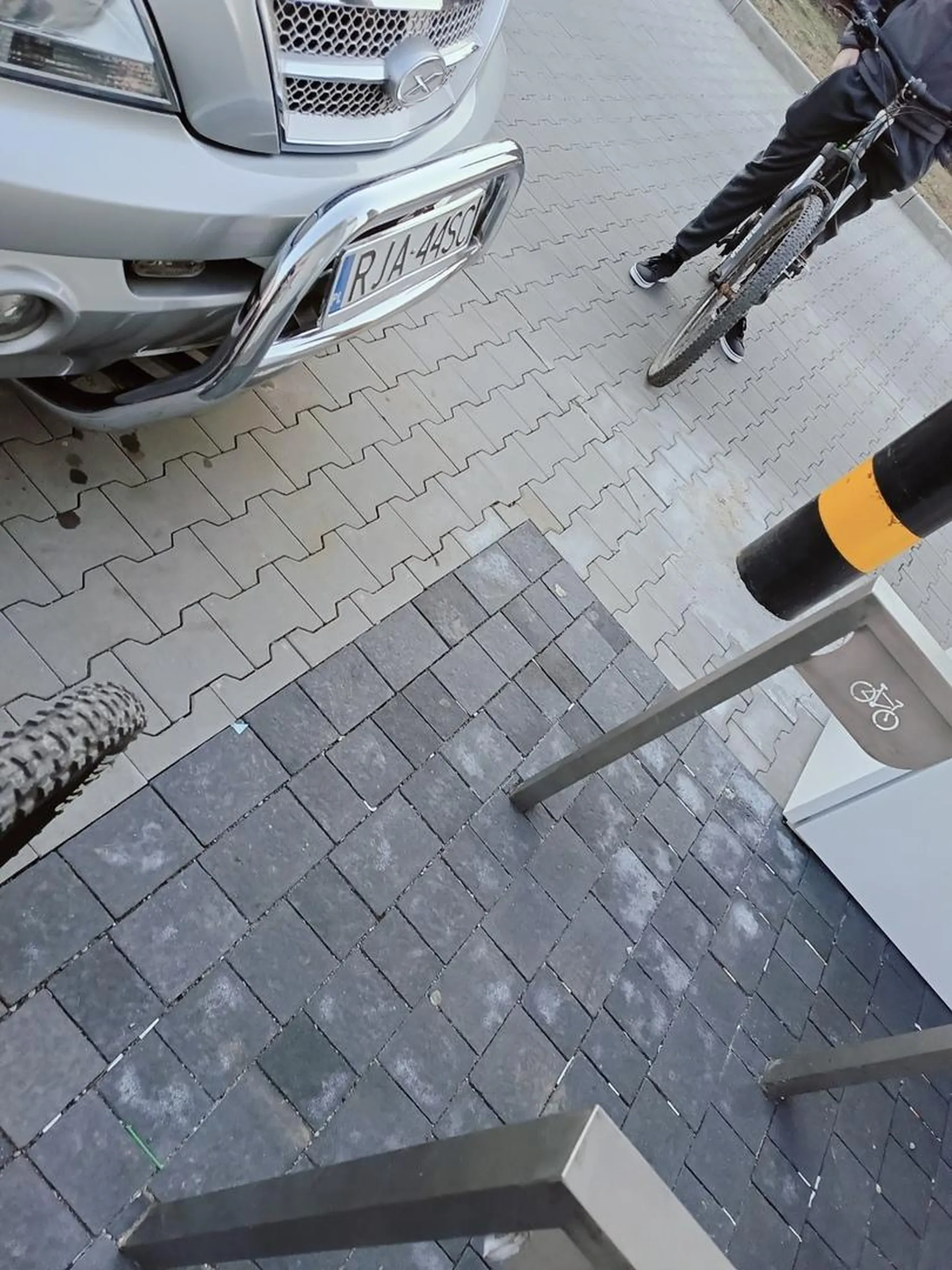 K*rwa nie umie parkować pod biedronką w orłach, zastawia miejsce na rowery