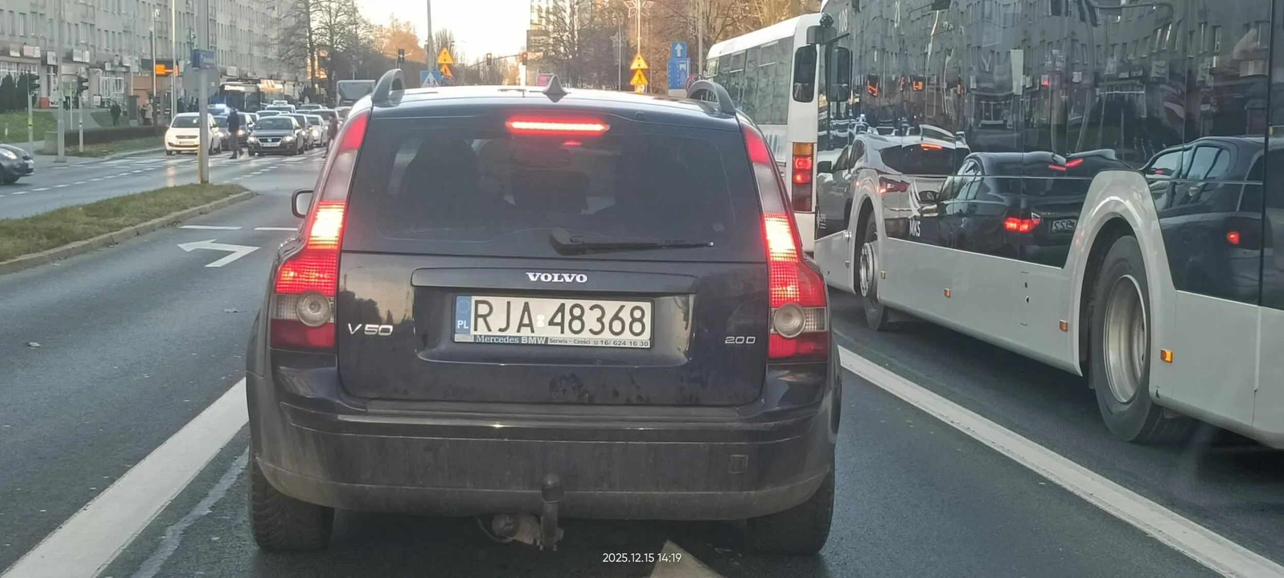 Kierowca nie potrafi się zachować na skrzyżowaniu. Zajmuje 2 pasy równocześnie. Silnik pali olej, strasznie za nim wali.