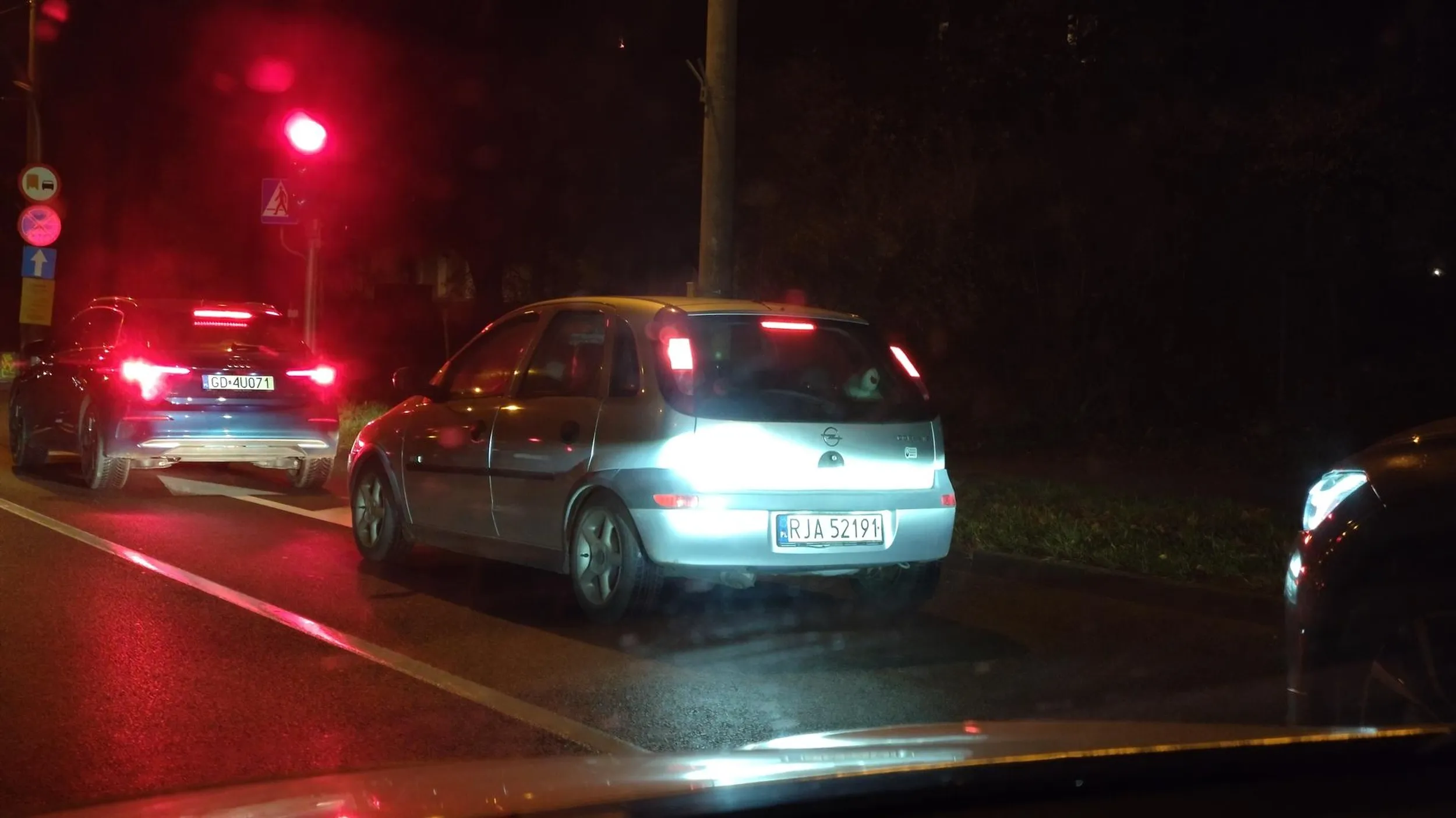 10min temu, na Al. Zwycięstwa w Gdyni gościu w corsie c, przy zmianie pasa na lewy (roboty drogowe) prawie uderzył w kobietę na lewym pasie. Dobrze, że pani miała refleks, miejsce i odbiła w lewo. Nawet nie mrugnal światłami żeby przeprosić.