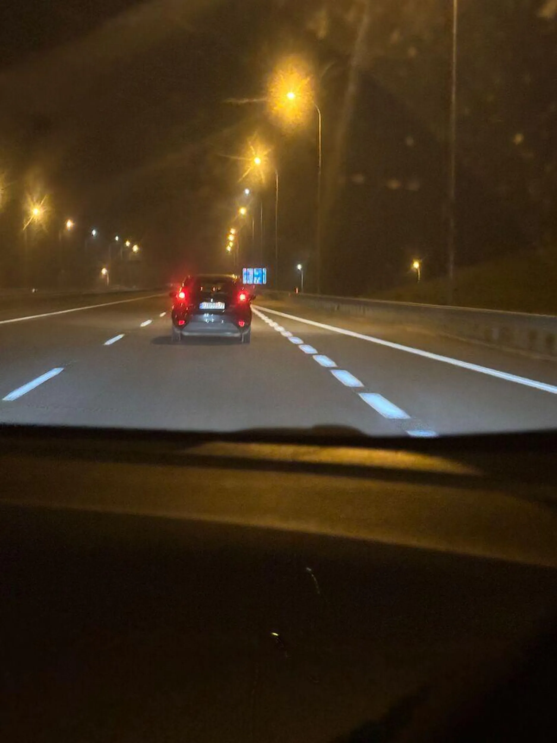 Szeryf na drodze. Świeci długimi w nocy żeby mu zjechać. Oślepia inne samochody co może powodować wypadki.