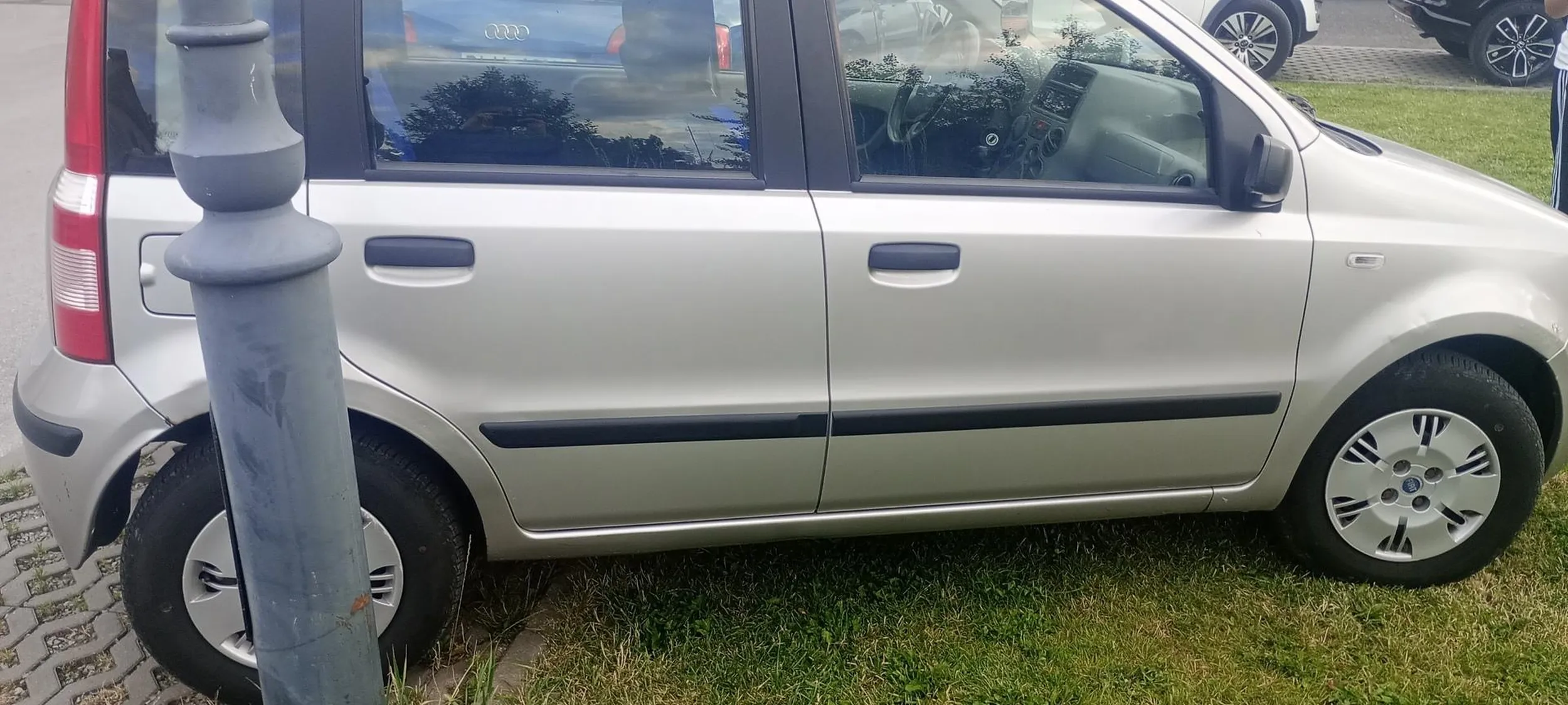 Gość wjechał na trawe nie umiejąc parkować  zajechał na pół trawnika Fiatem Randą ze swoją dziewczyną rudą