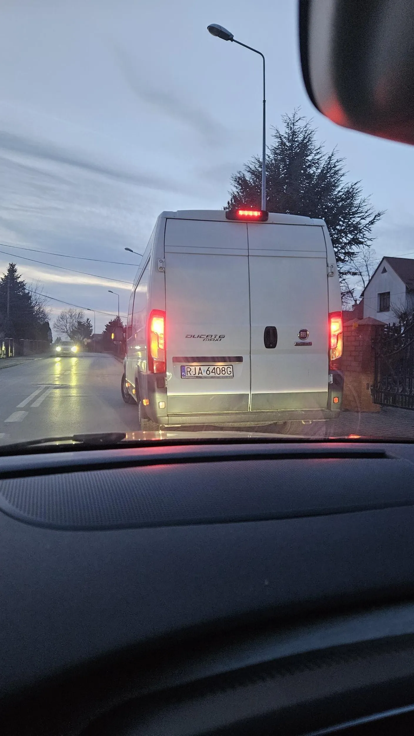 Złoto nie kierowca, połowa pasa zajęta, cyk awaryjne i wyskakuje chołota do żabki po małpki