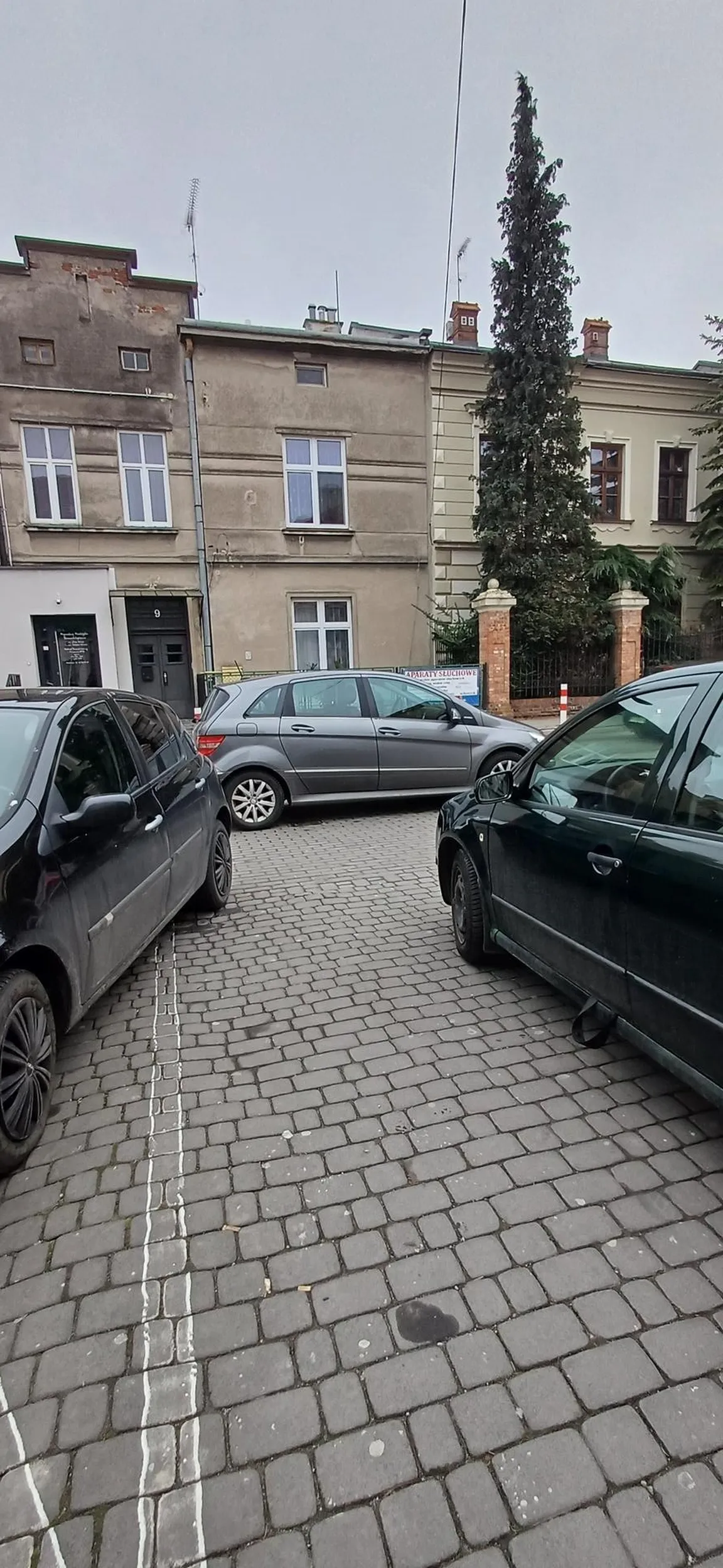 blokuje chodnik i przejazd, fatalny kierowca.