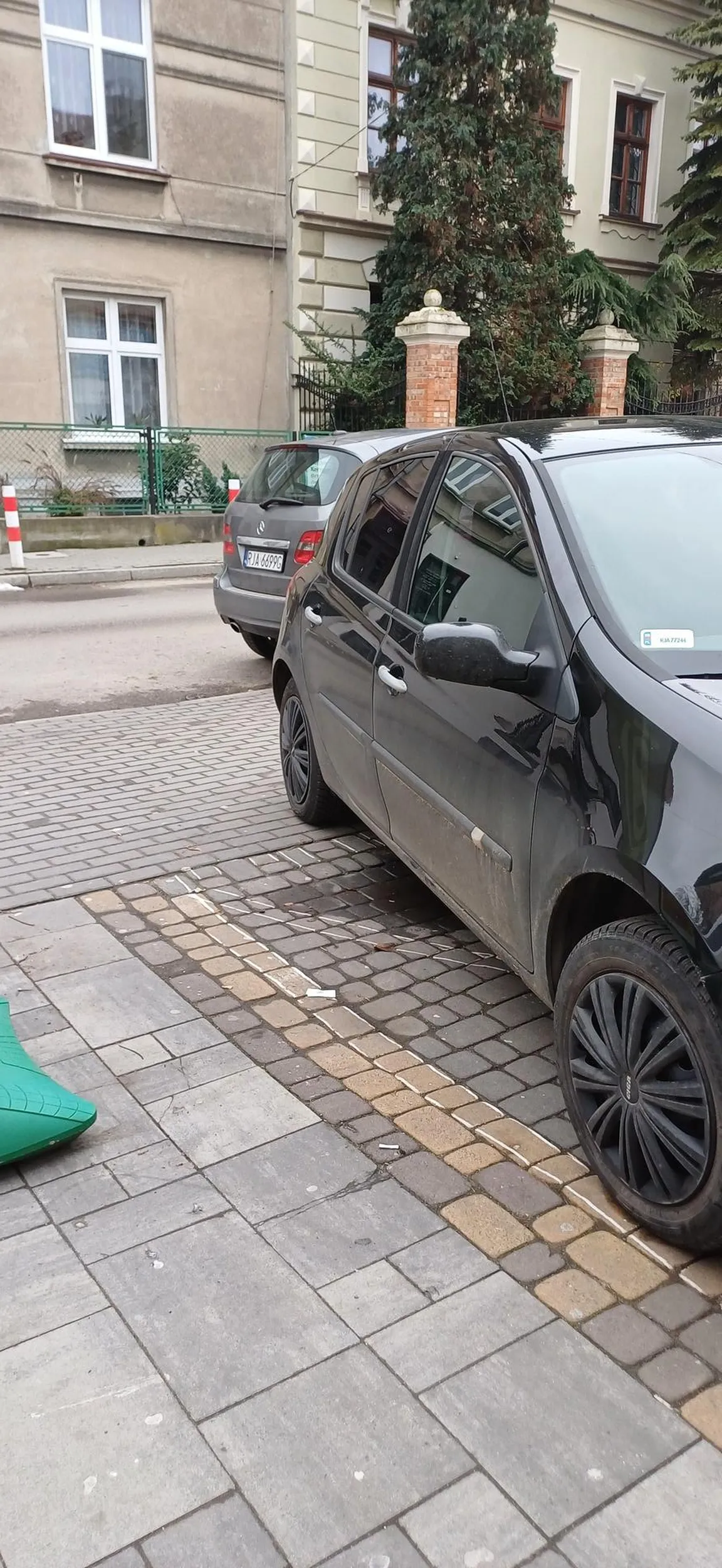 blokuje chodnik i przejazd, fatalny kierowca.