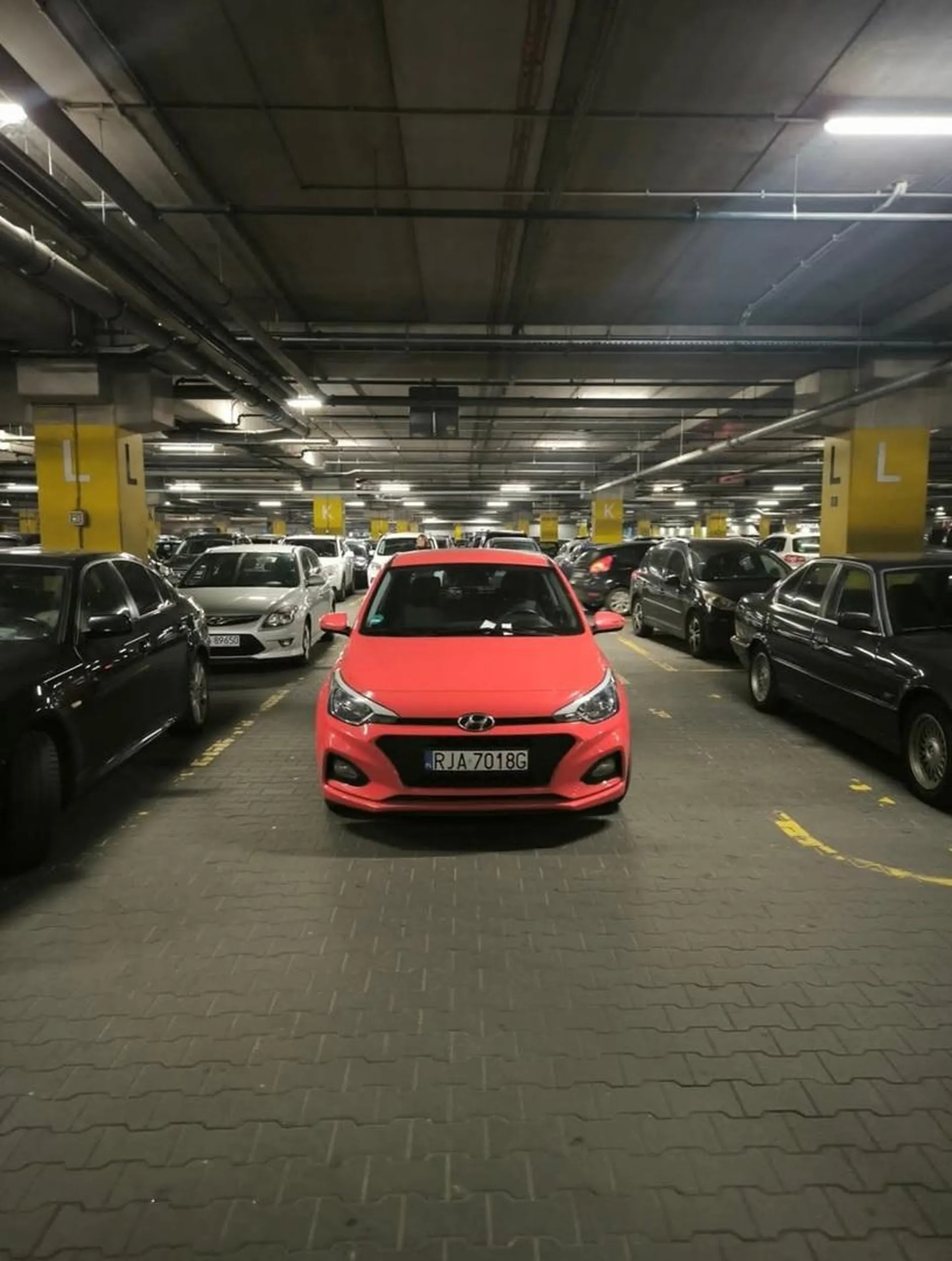 Brawa za zaparkowanie auta w galerii na środku przejazdu, plusik za zaparkowanie idealnie między liniami