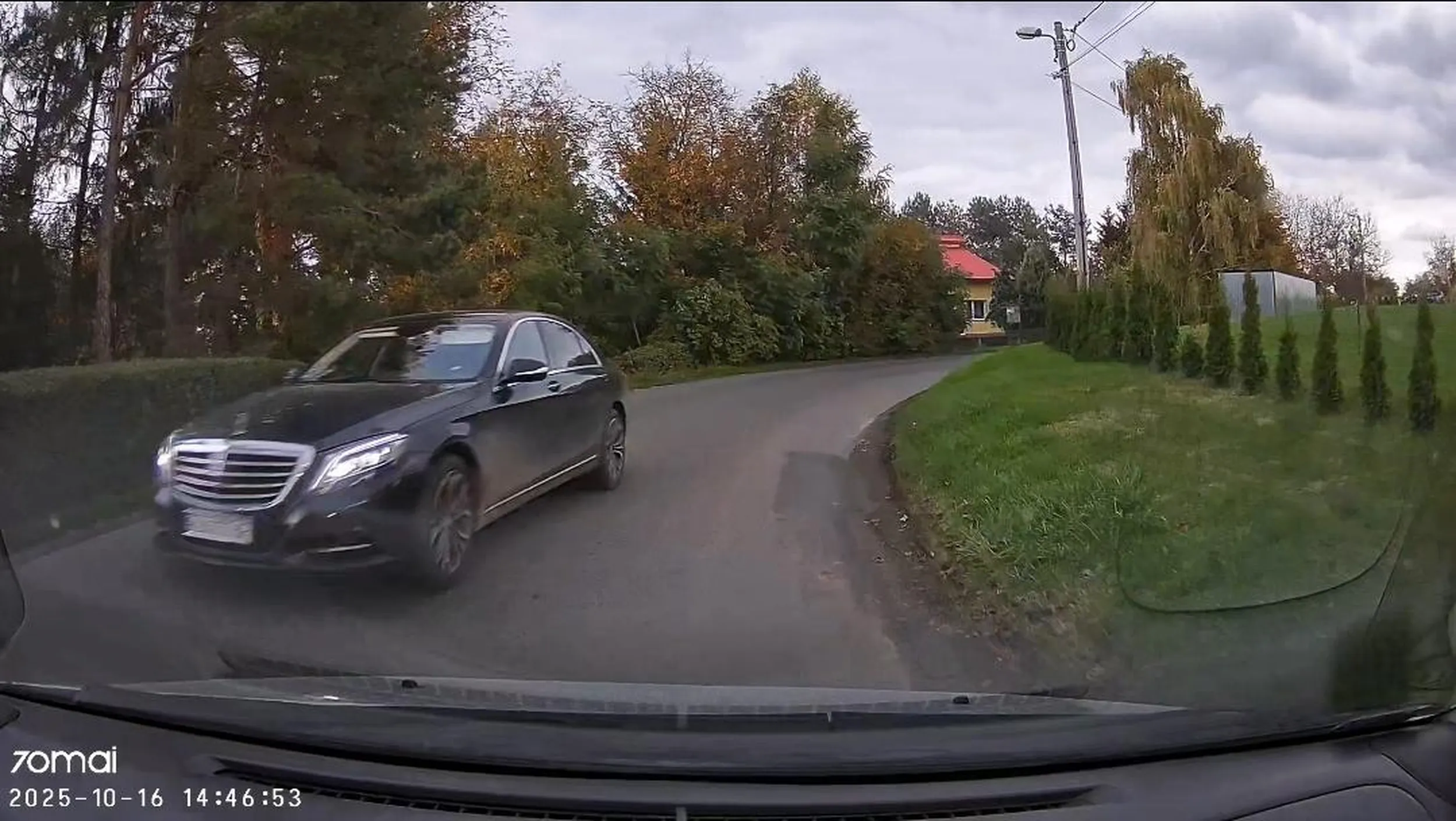 Kolego, to że masz merca nie znaczy, że możesz ścinać zakręty