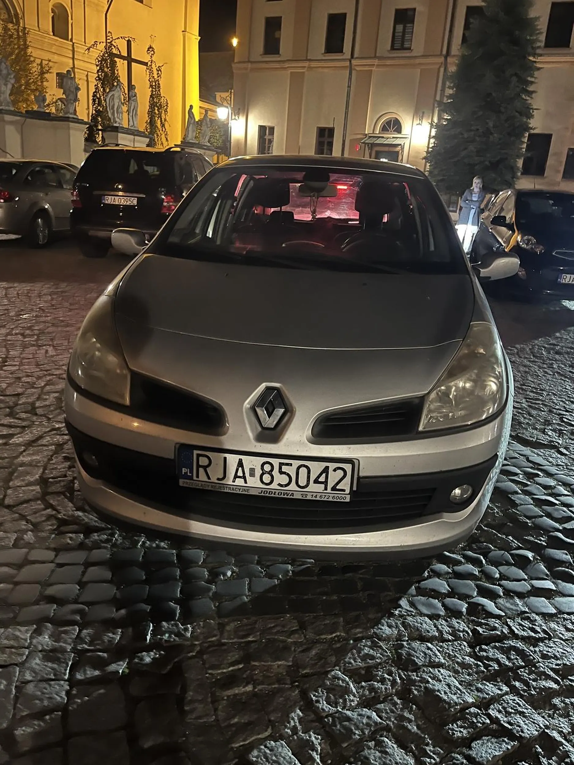 Zastawiasz auto, naucz sie lepiej to auto parkowac lepiej.