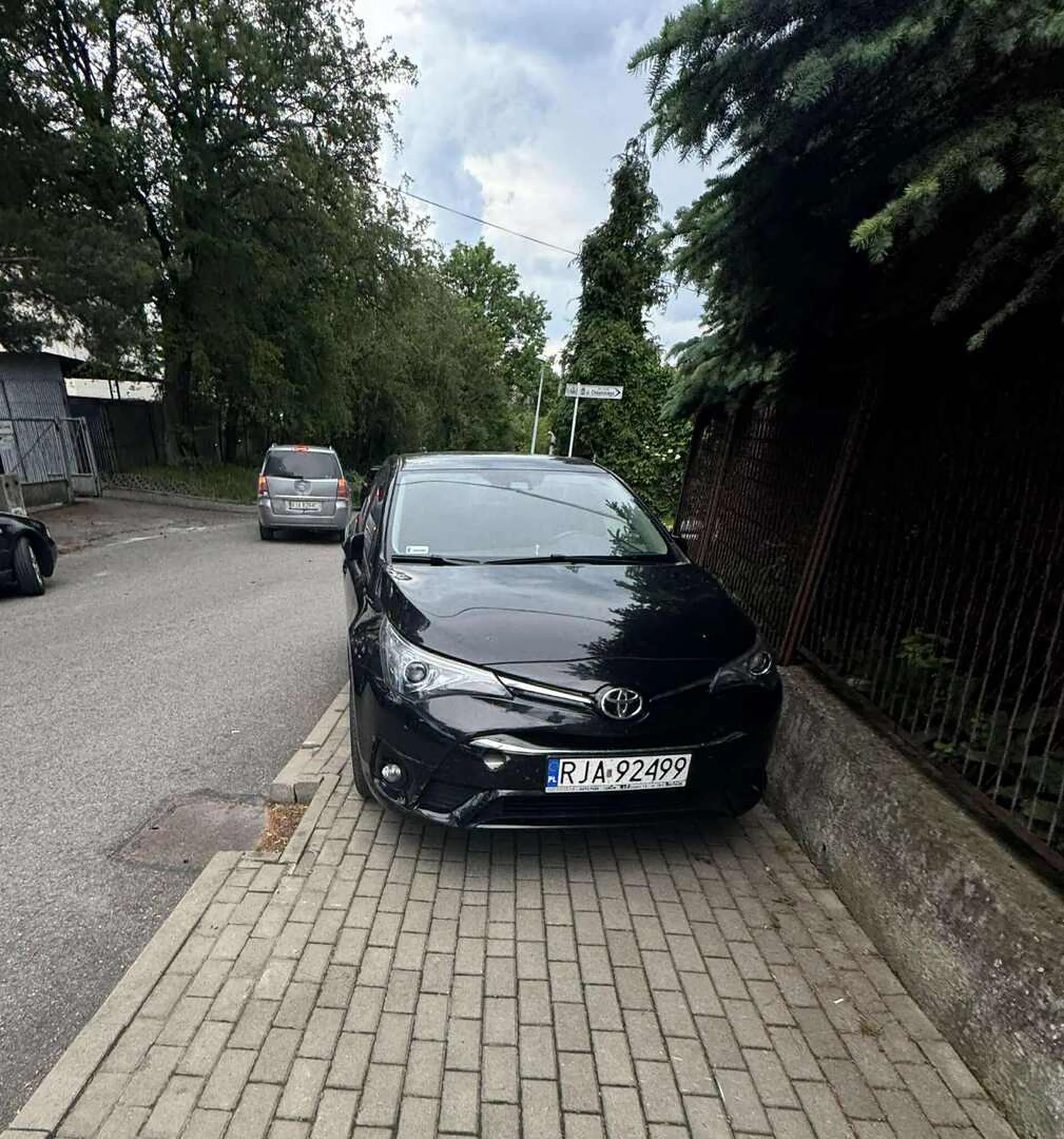 Piękne parkowanie na chodniku przy skrzyżowaniu.