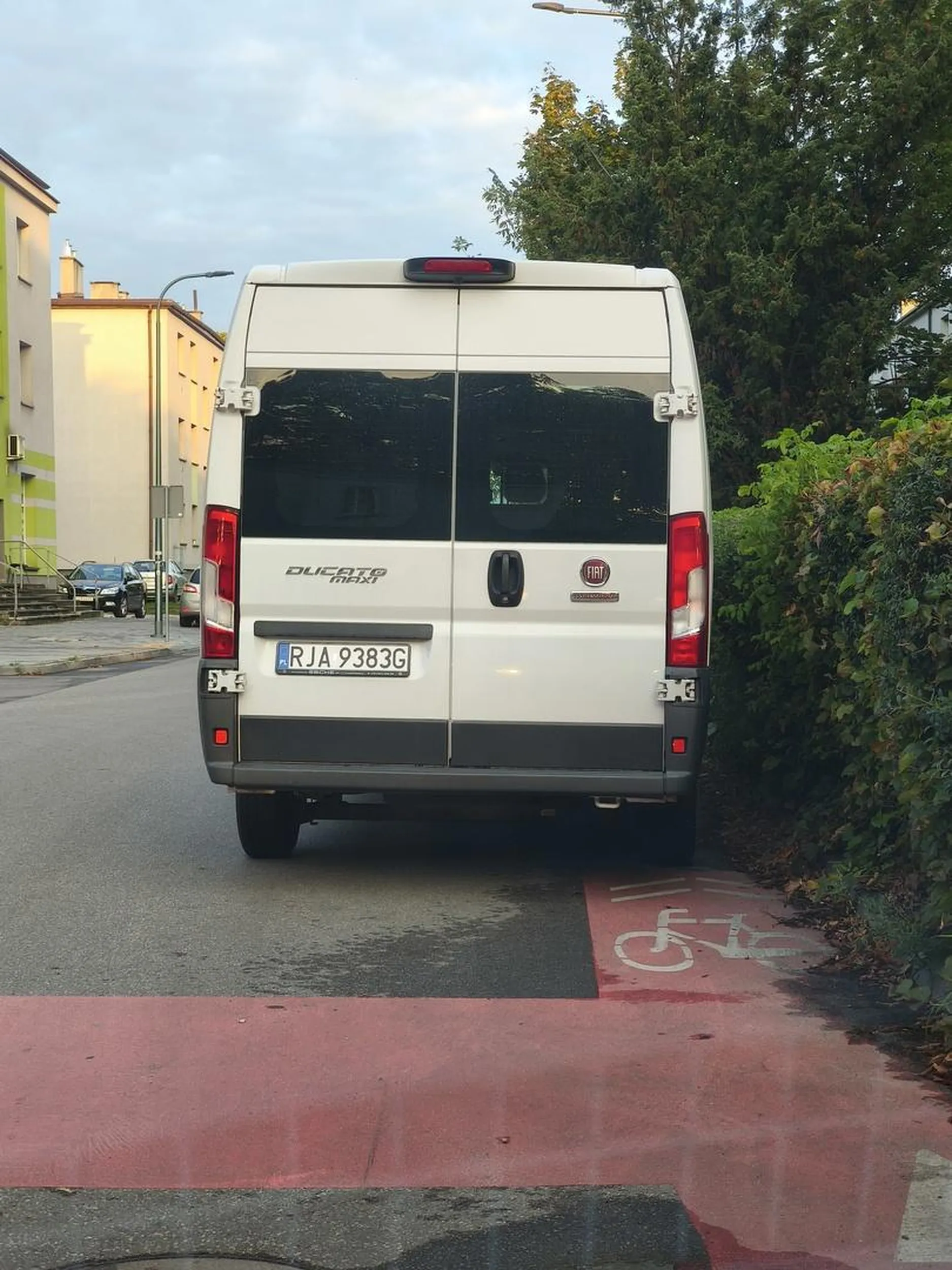 Nie dość, że parkuje na skrzyżowaniu, był kując widoczność wjeżdżającym, to jeszcze na wyjeździe dla rowerów.