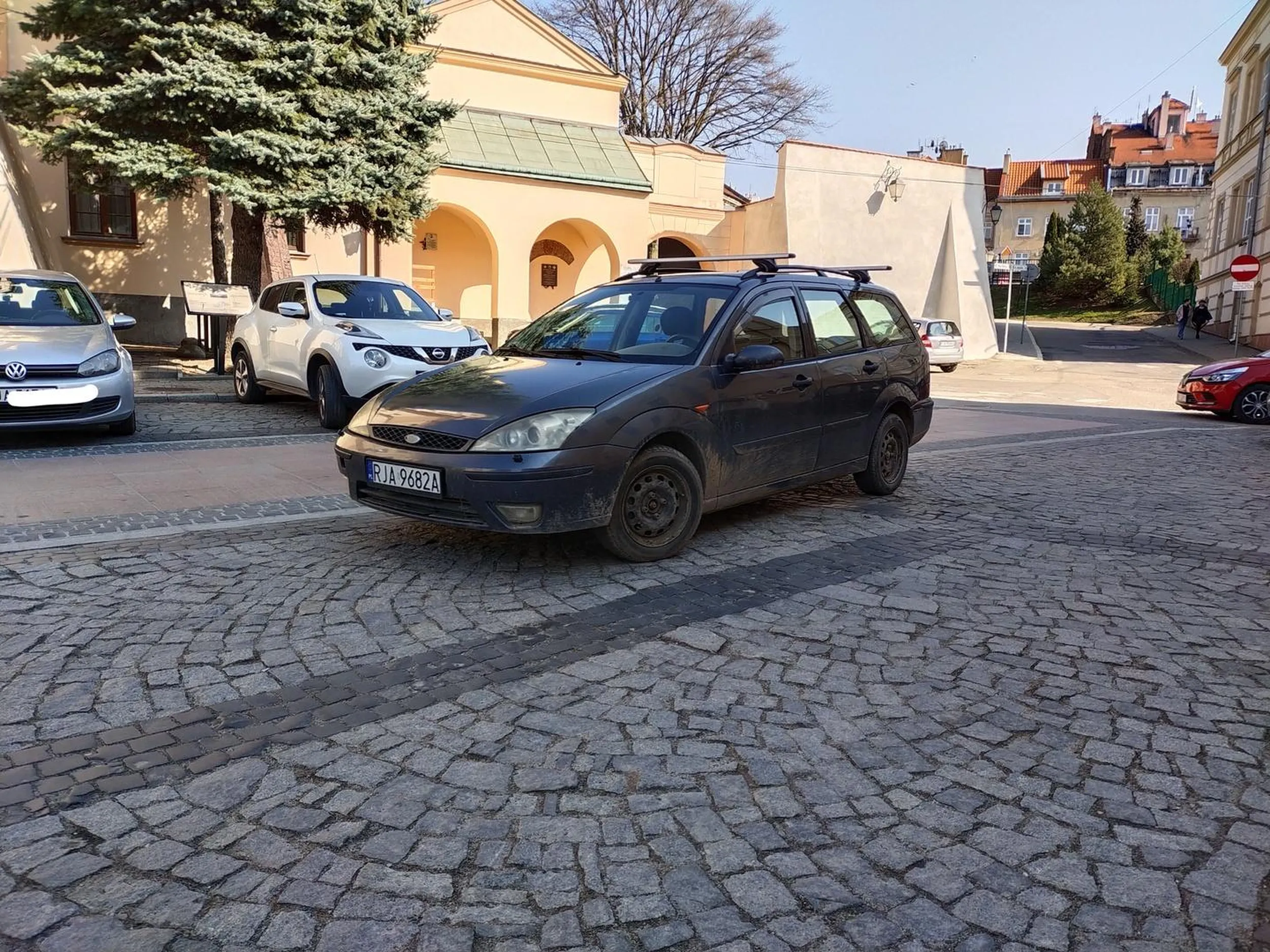 Parkuje na środku pod kościołem