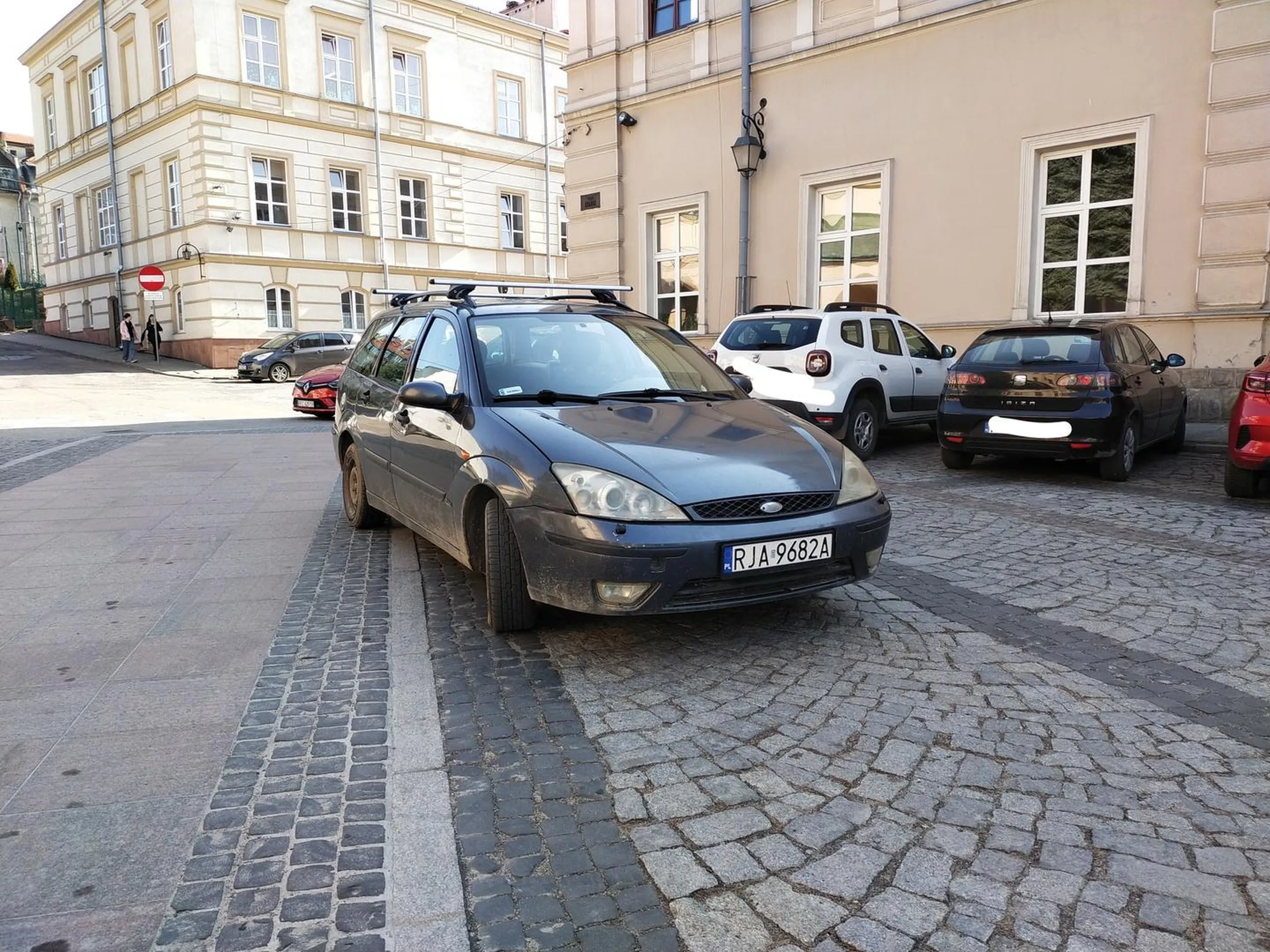 Parkuje na środku pod kościołem