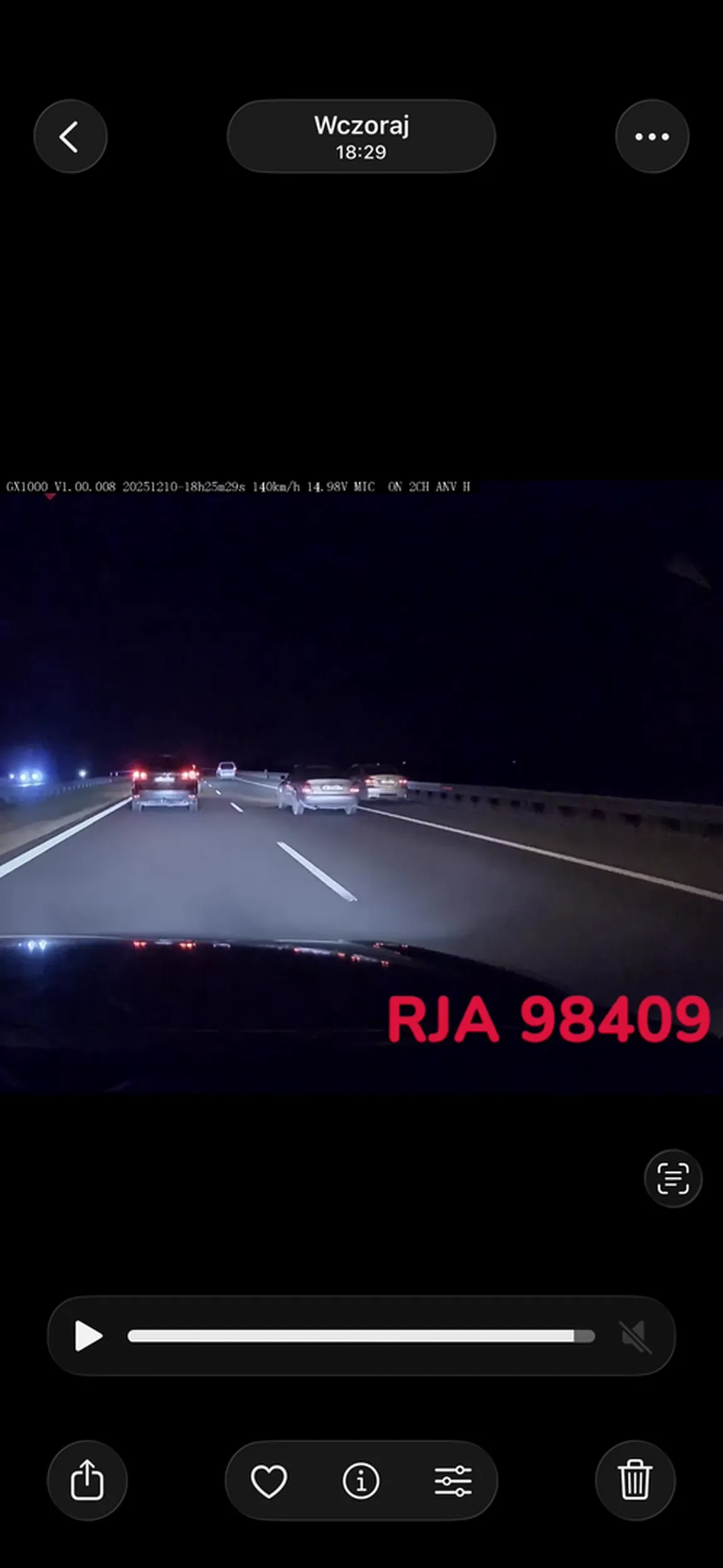 Wyprzedza pasem awaryjnym ściga się z innymi samochodami Naszczęscie dla takich film zachowany i zgłoszony