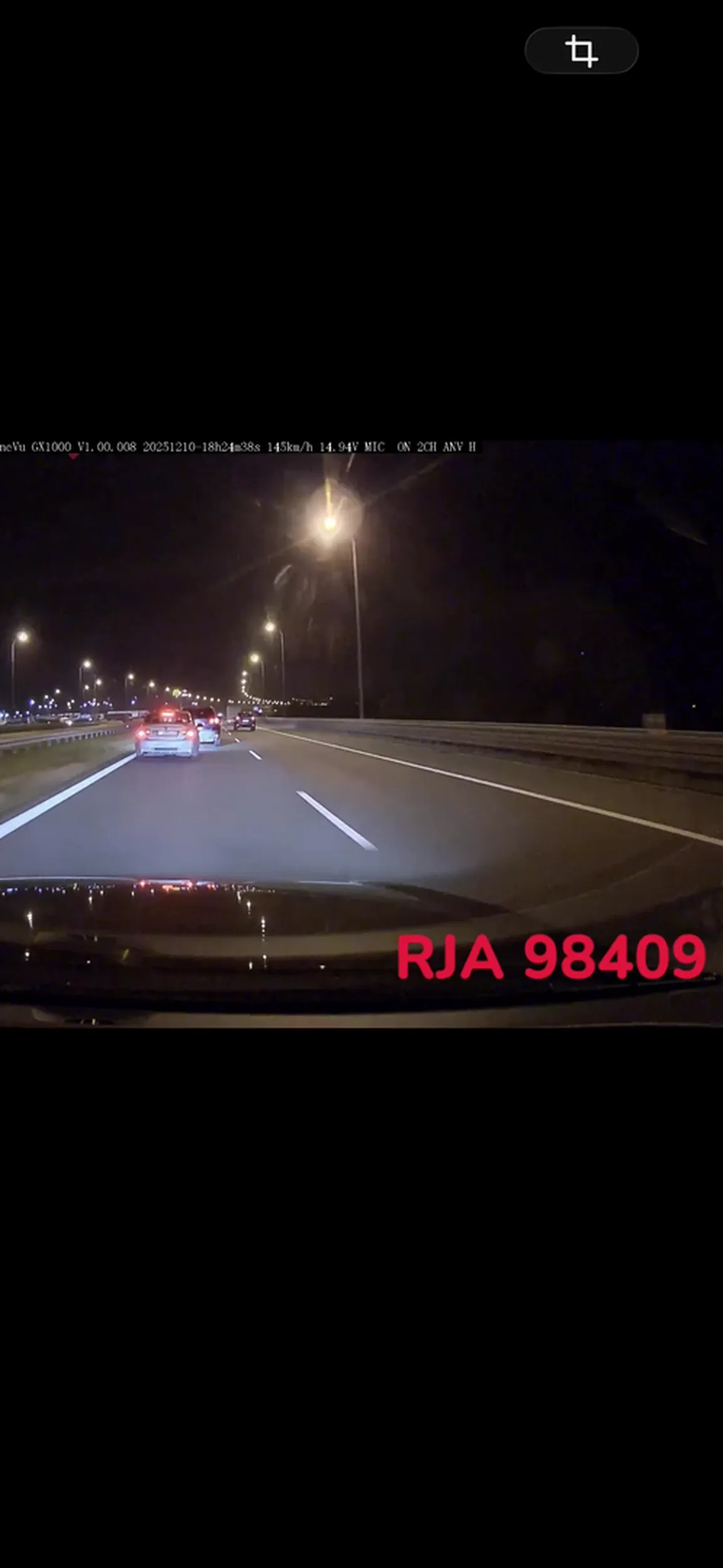 Wyprzedza pasem awaryjnym ściga się z innymi samochodami Naszczęscie dla takich film zachowany i zgłoszony