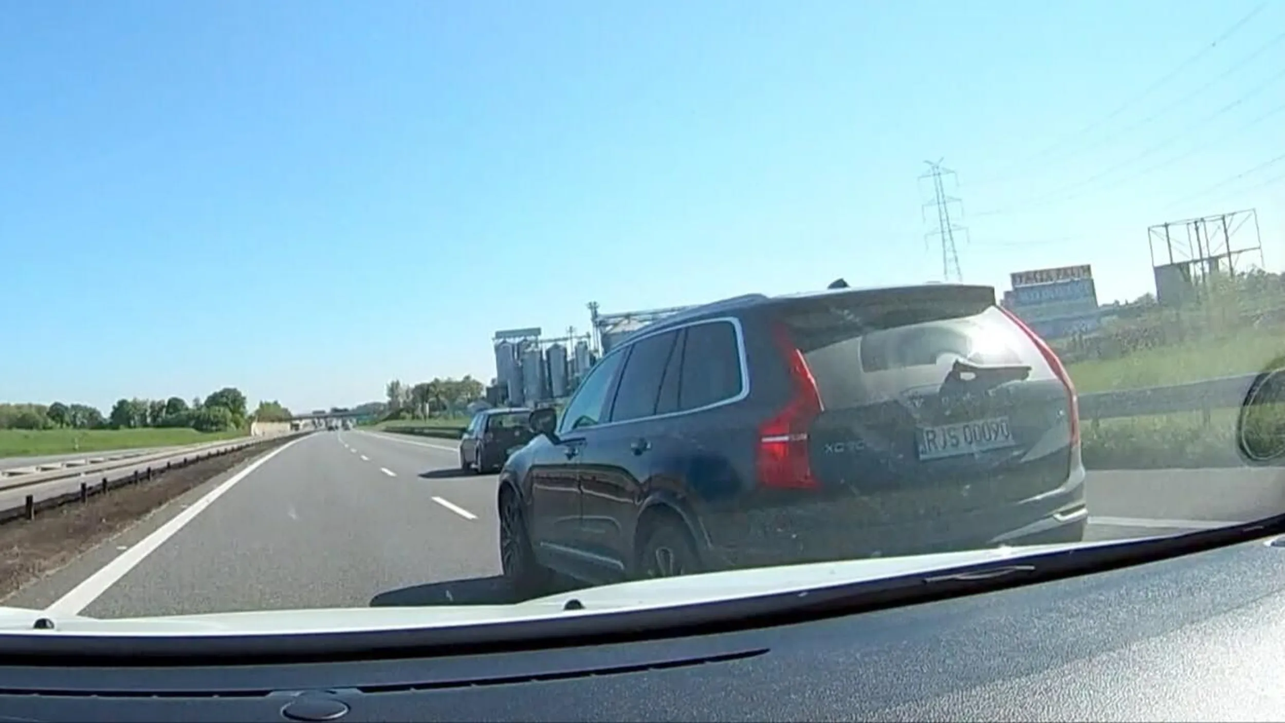 Wyprzedzanie prawym pasem na zapałki przekraczając 140km/h i próba wymuszenia kolizji przez nagłe hamowanie po zmianie pasa. Volviarz stan umysłu.