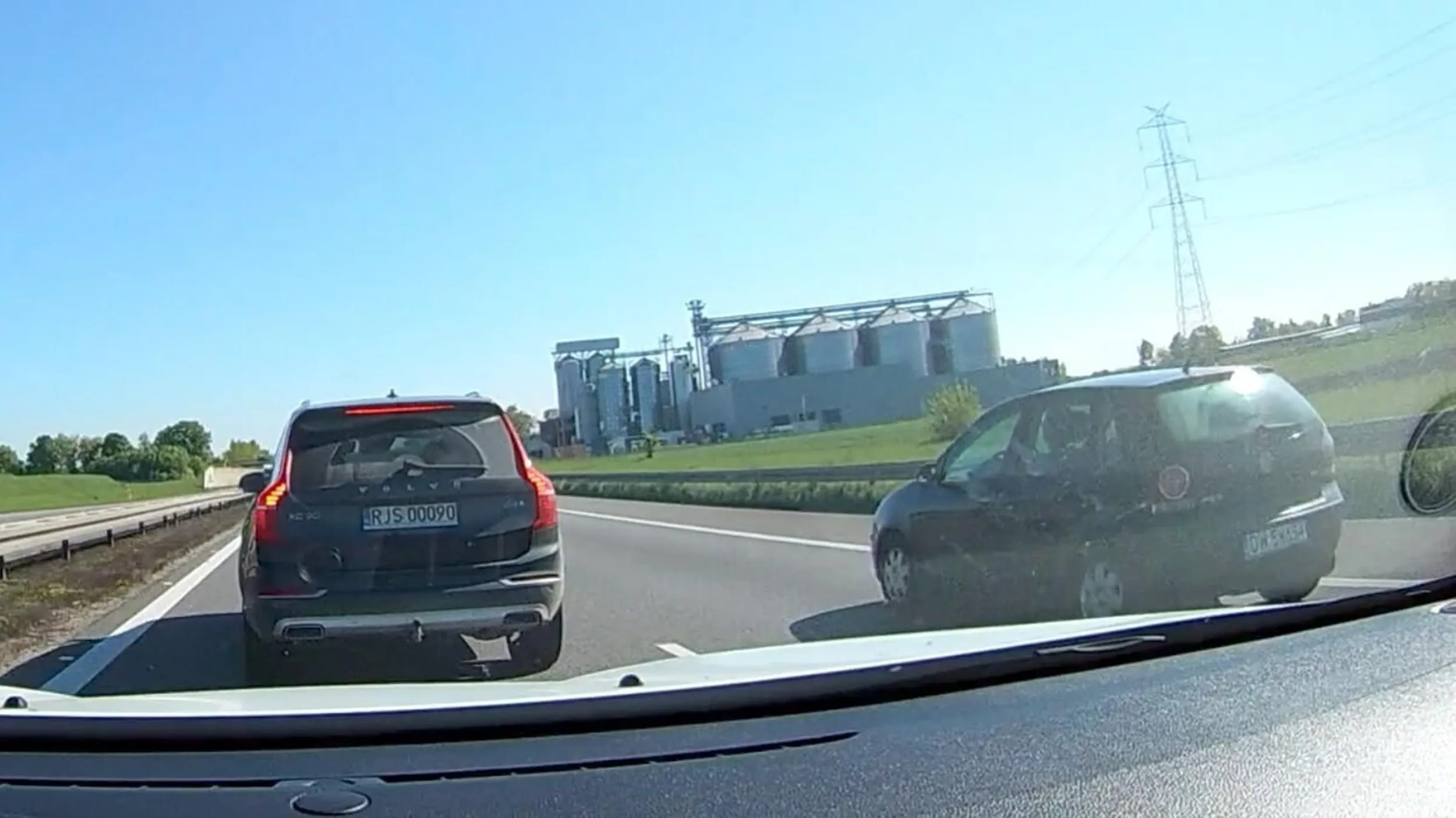 Wyprzedzanie prawym pasem na zapałki przekraczając 140km/h i próba wymuszenia kolizji przez nagłe hamowanie po zmianie pasa. Volviarz stan umysłu.