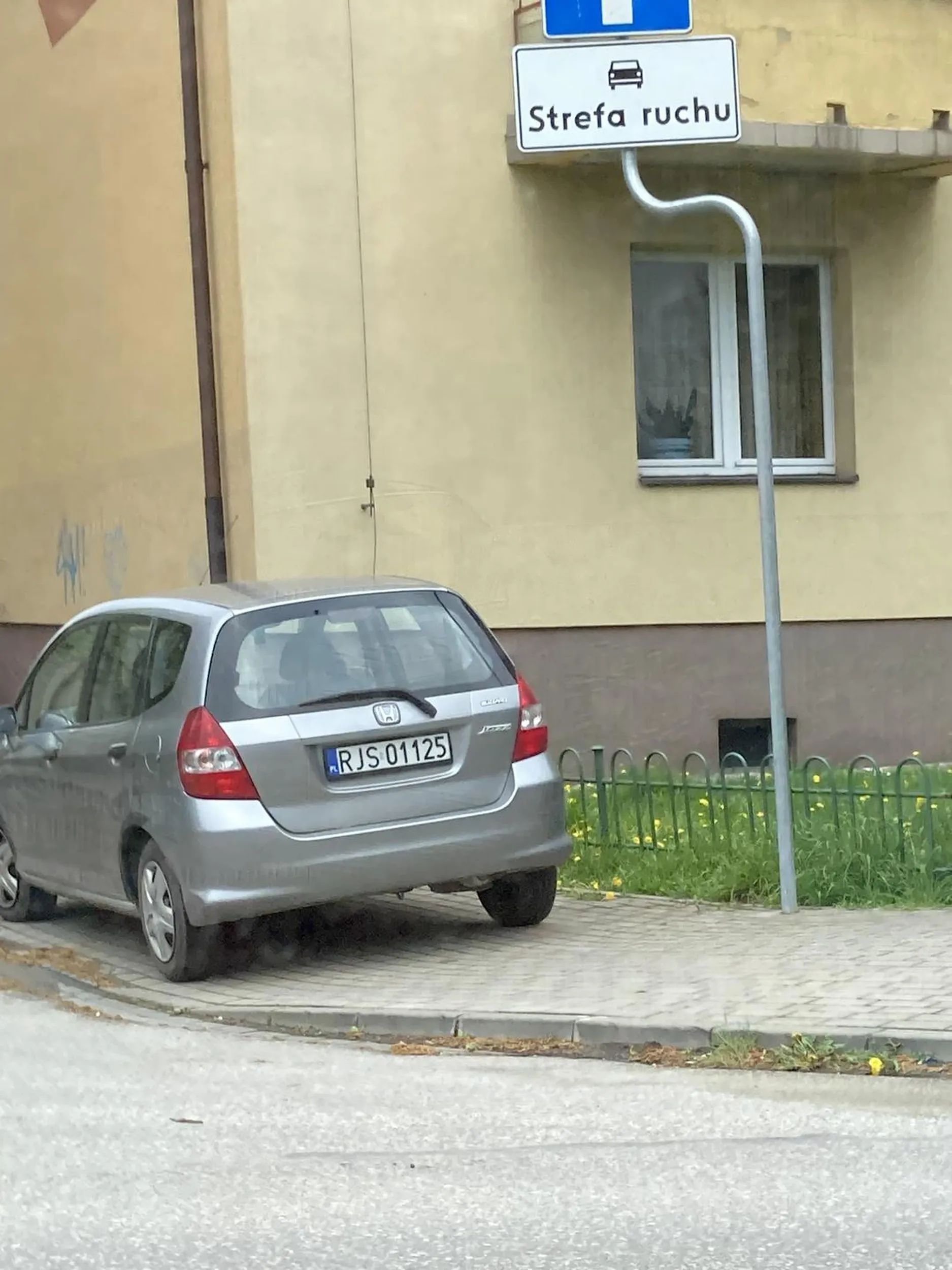 Osoba nie umie parkować. Parkuje tak od 2/3 lat codziennie widzę to auto zaparkowane w tym miejscu