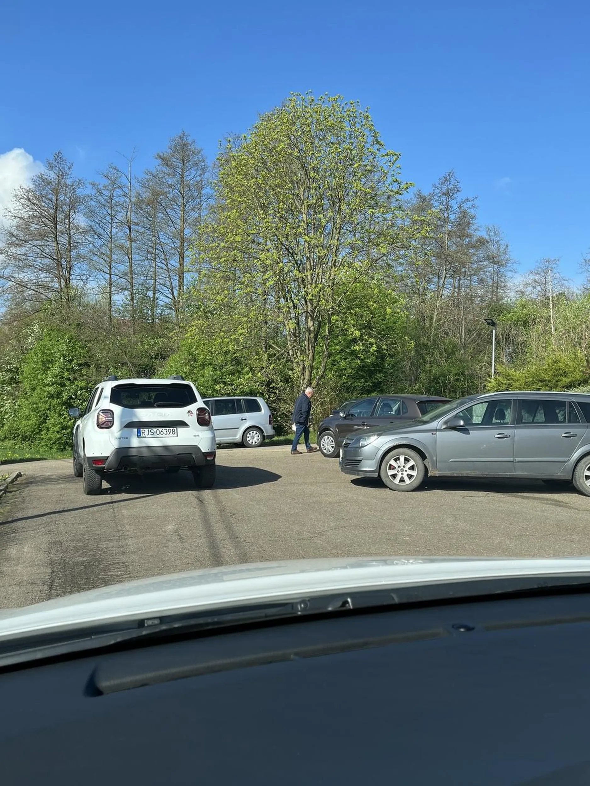 Gratuluję świetnego parkowania. Żaden samochód nie mógł przejechać obok, jeszcze raz gratuluję.