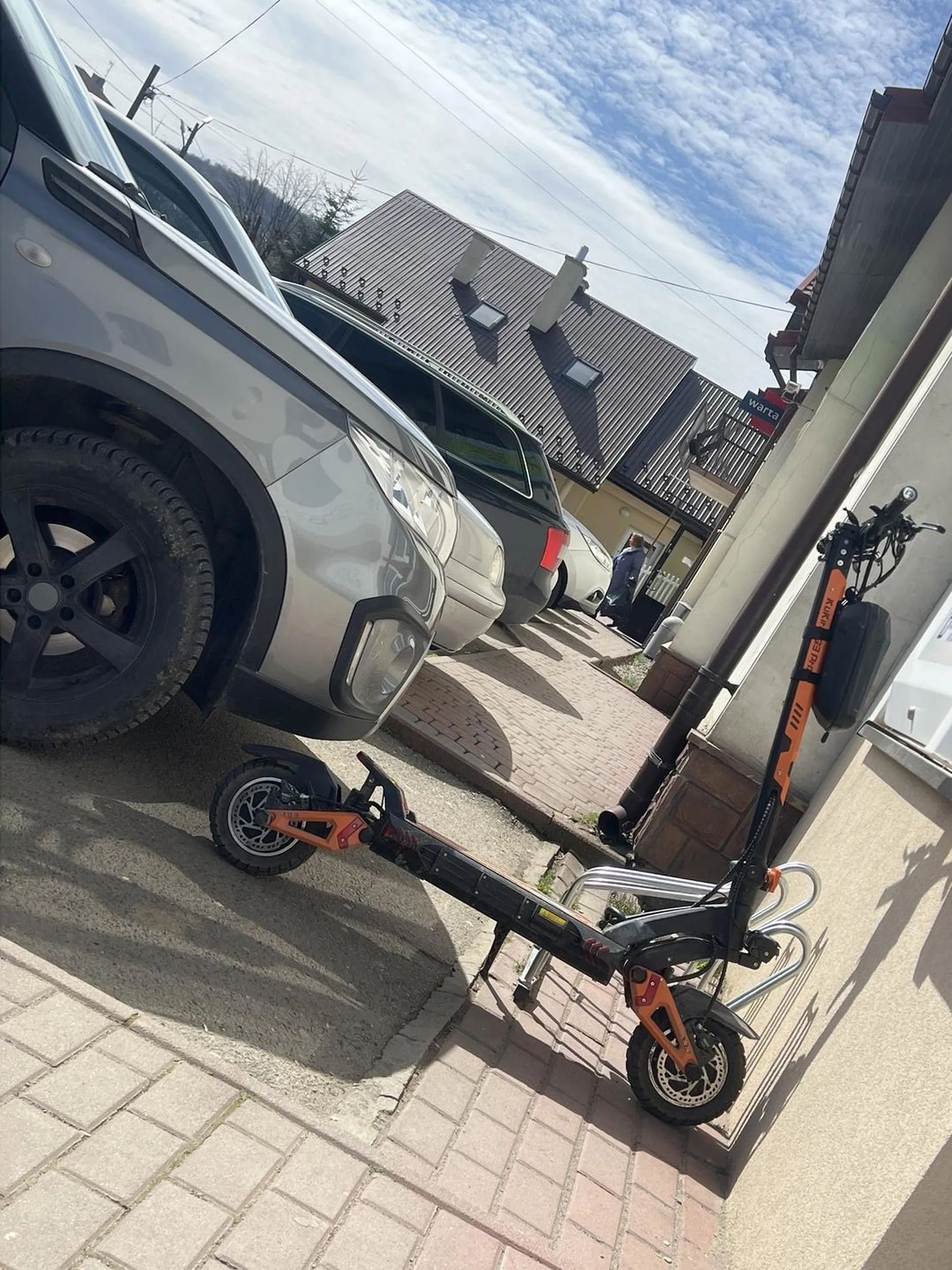 Blizej prarkuj jeszcze tej sciany bo tak duzo miejsca na rower przeciez jest