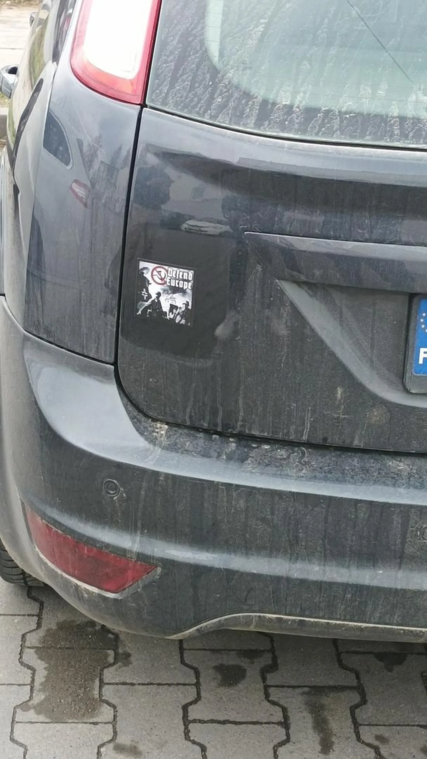 Osoba bardzo nietolerancyjna, mimo tego iż sam jest osobą homoseksualną. Nie pozdrawiam.