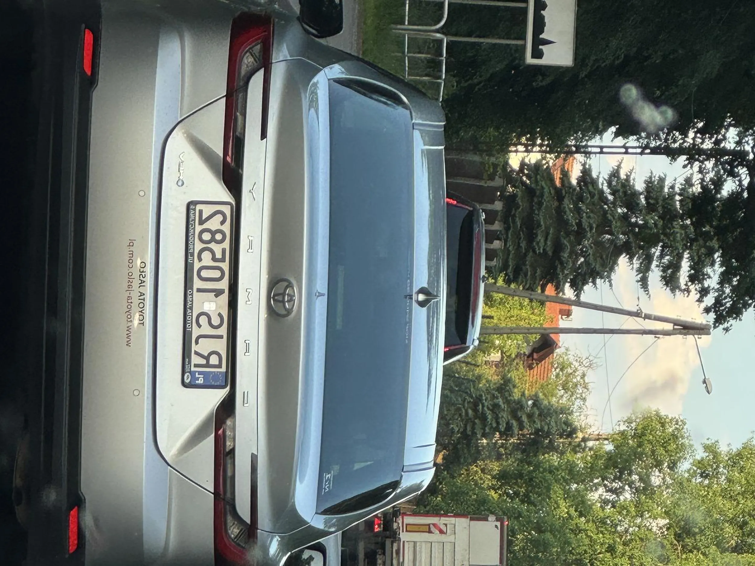 podczas wyprzedzania kierowca samochodu przyspiesza powodując niebezpieczną sytuację i zajeżdża drogę włączając się do ruchu