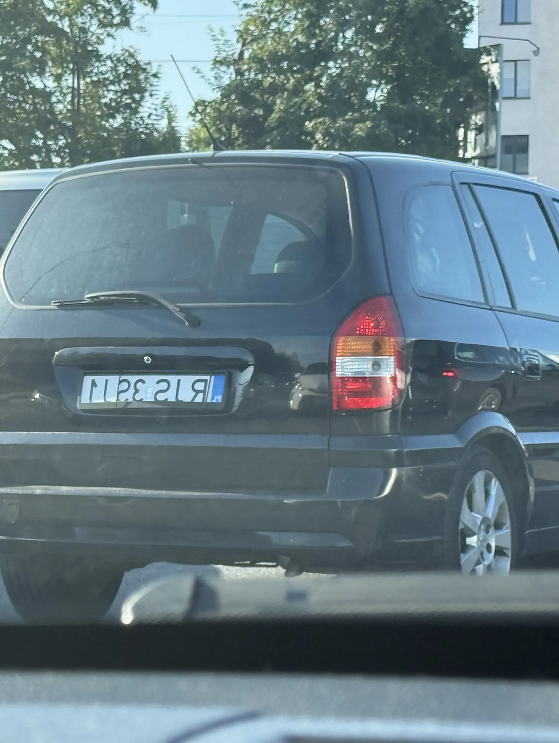 Masakryczny kierowca z Pcimia dolnego jeździ po warszawskich ulicach. Jedzie swoim złomem i zjeżdża na jadące obok samochody, próba ucieczki na prawy pas ze środkowego poskutkowała tym że koleś dalej na mnie zjeżdżał.