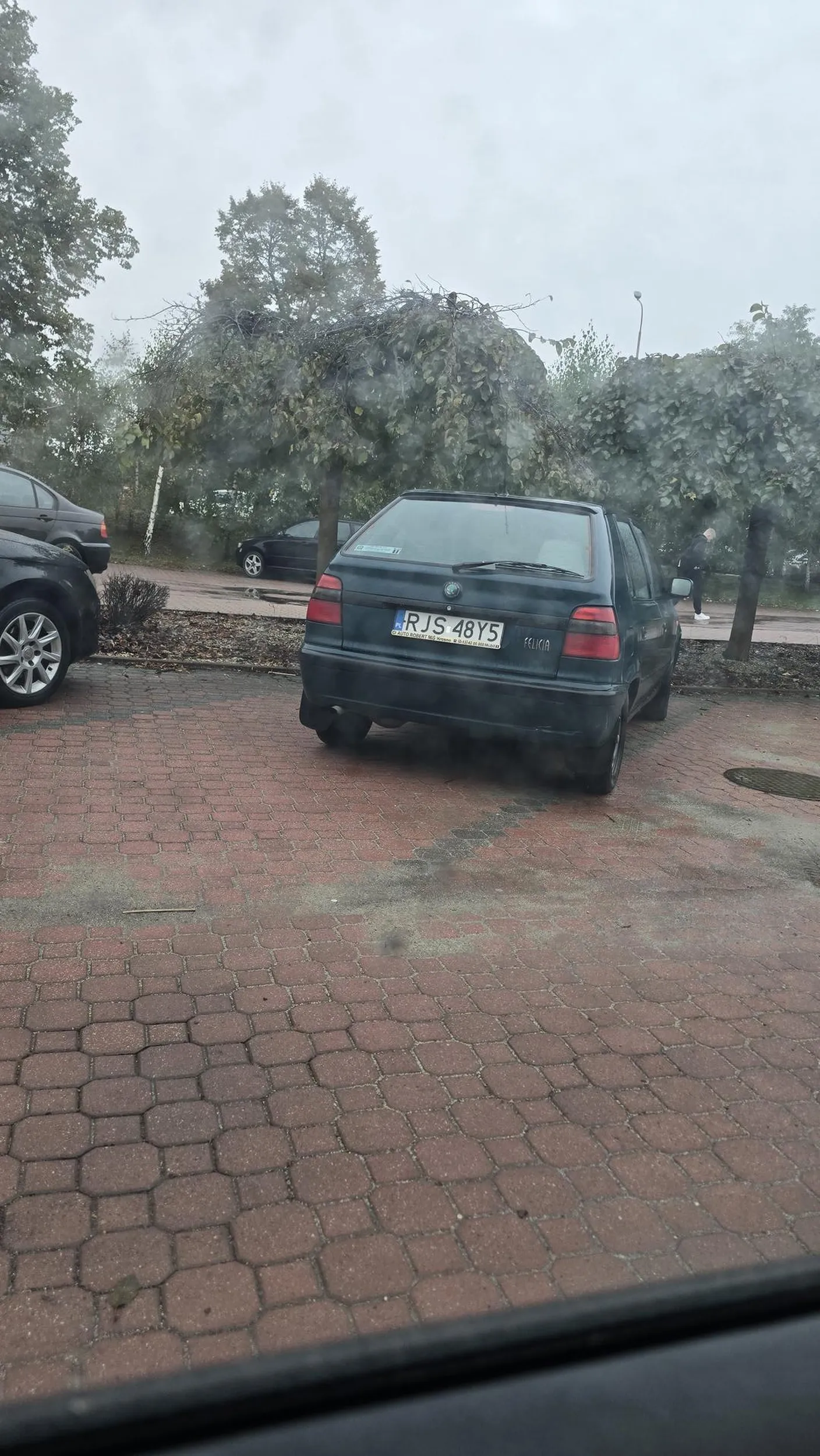 Kierowca nie potrafi zaparkować poprawnie pod kościołem