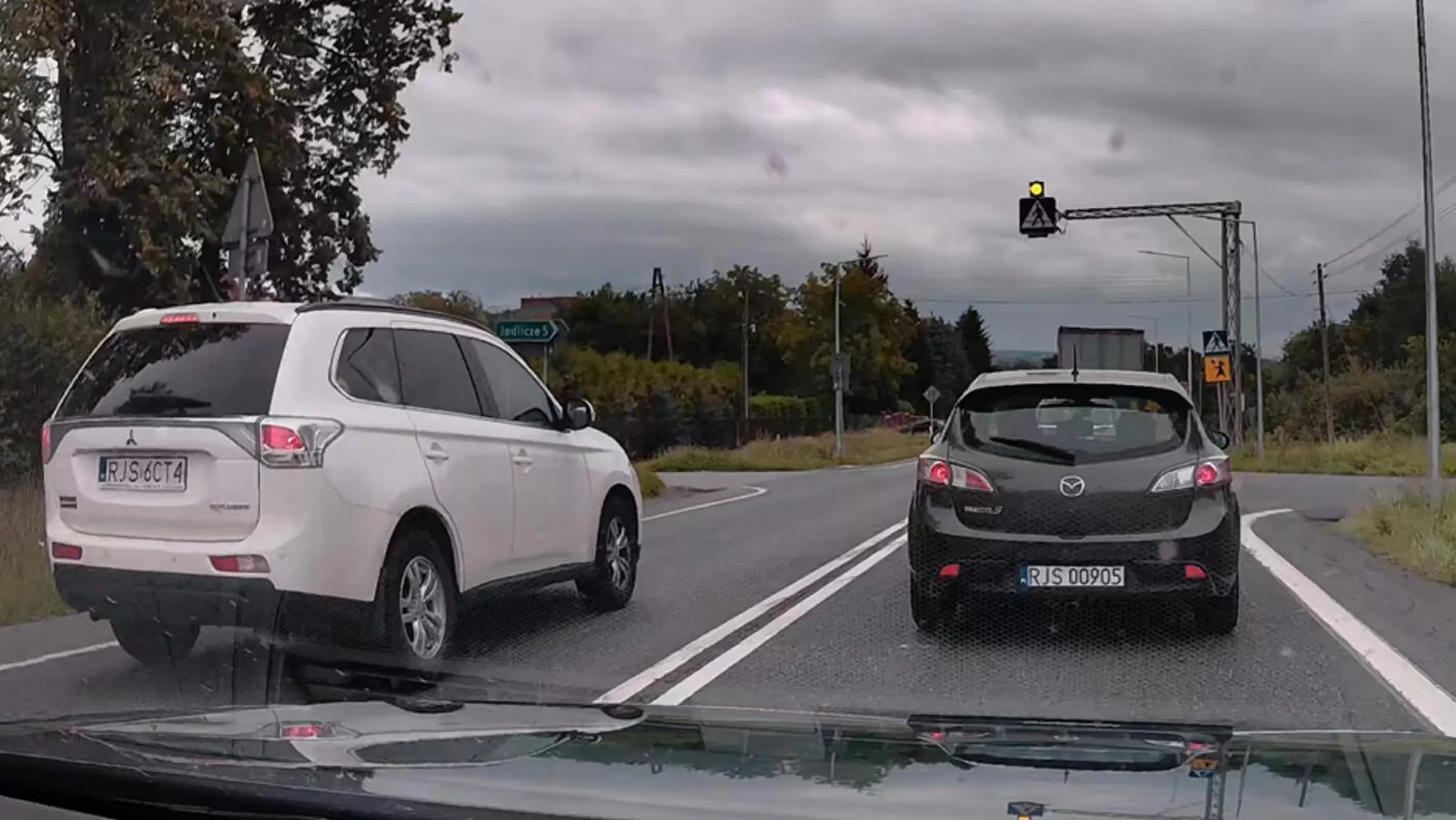 omija korek jadąc pod prąd