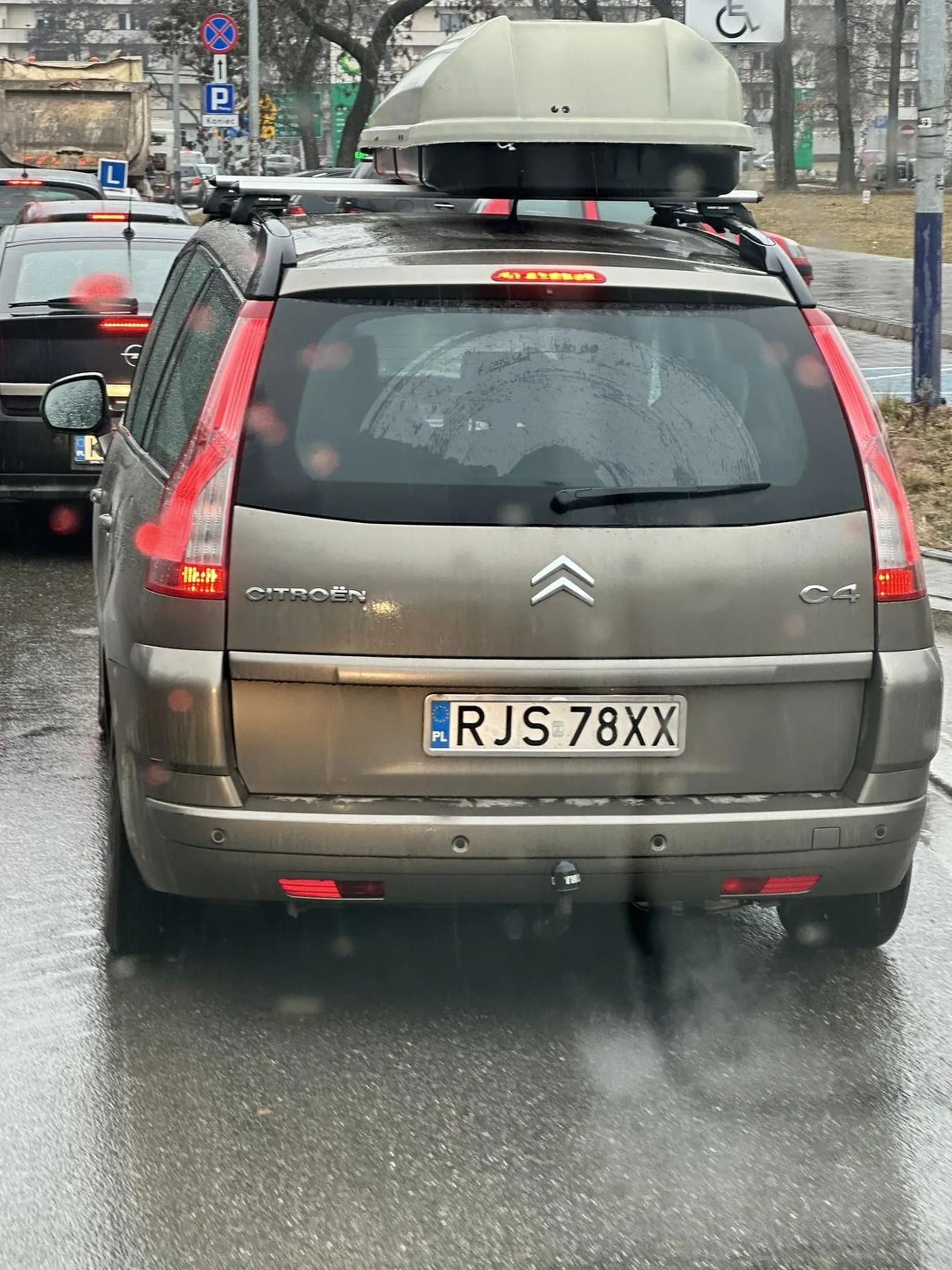 Niestety tacy ludzie jeżdżą samochodami. Powinni oddać prawo jazdy i poruszać się komunikacją miejską ponieważ nawet na rower się nie nadają