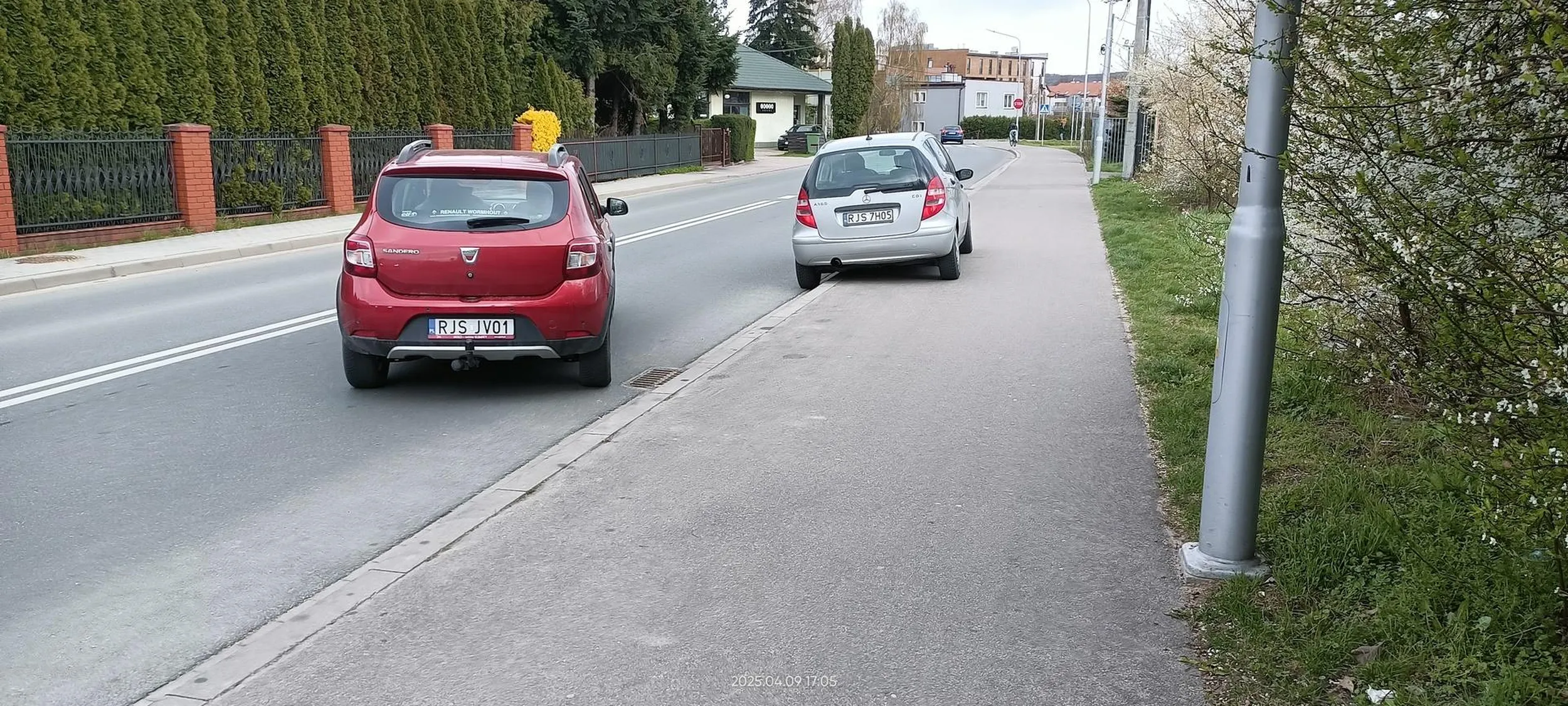 Prawie udało mu się uciec, bo parkował w najlepsze na ścieżce rowerowej.
